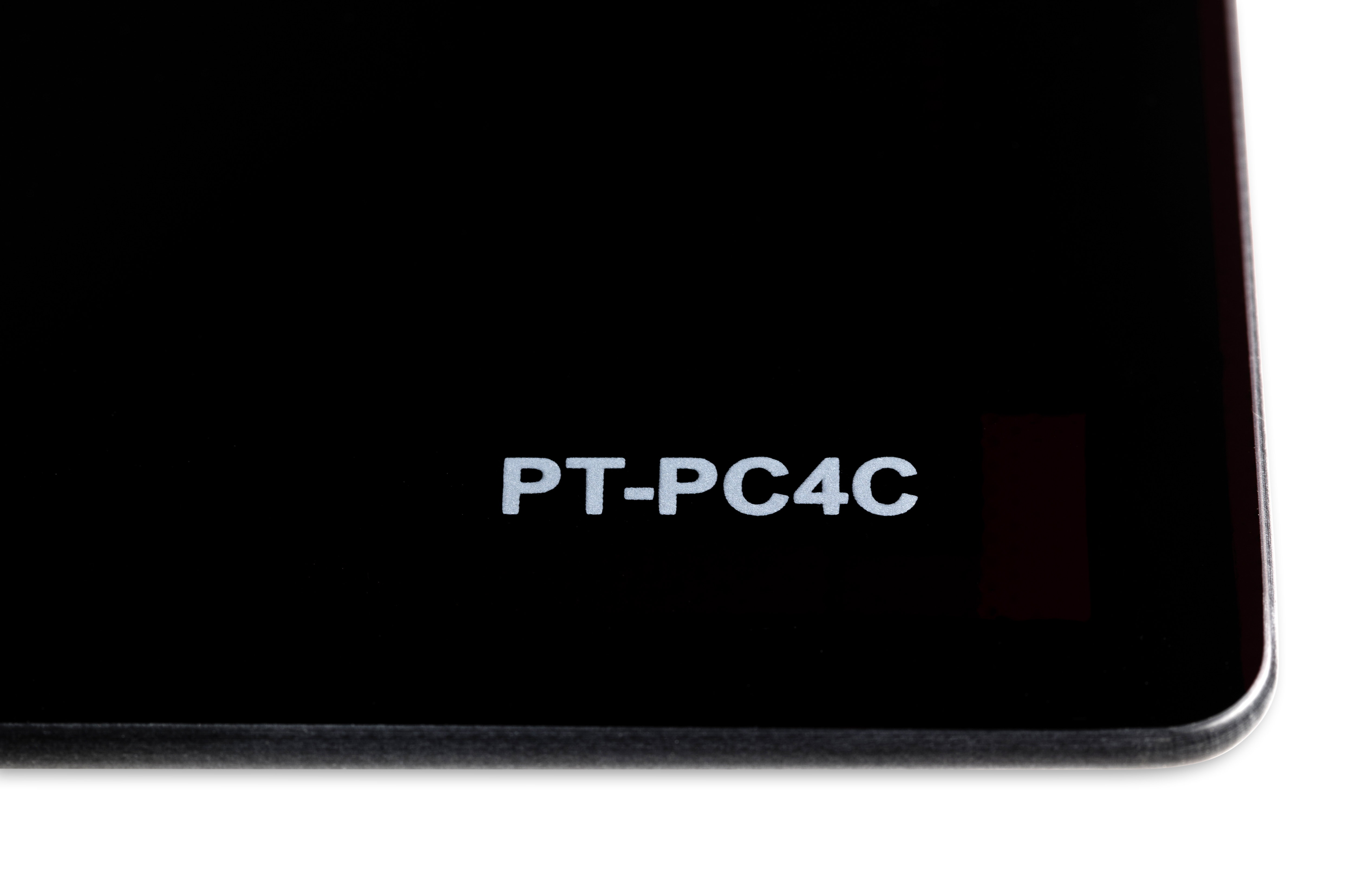 Superficie nera lucida con testo bianco PT-PC4C.