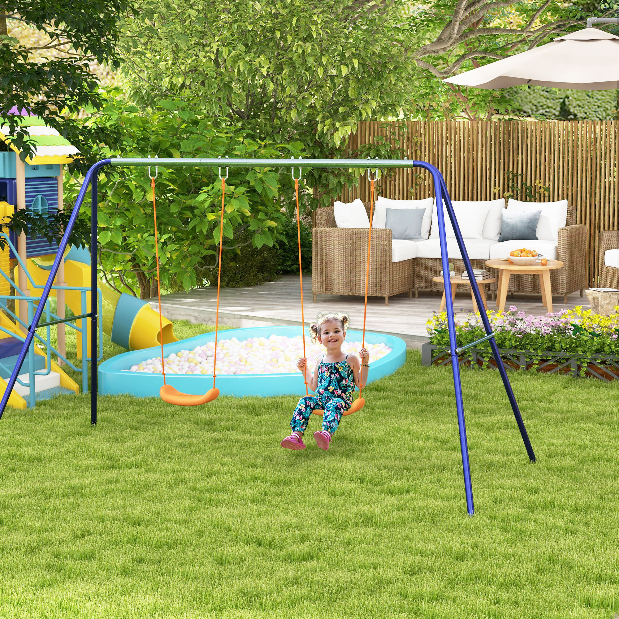Un bambino sorridente dondola su un'altalena in un giardino verde con piscina e casetta.