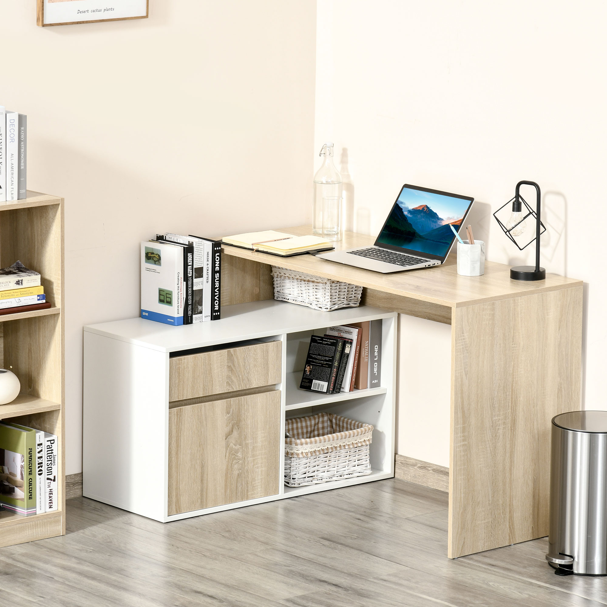 Una scrivania angolare in legno con libreria integrata, laptop, lampada e cestino.