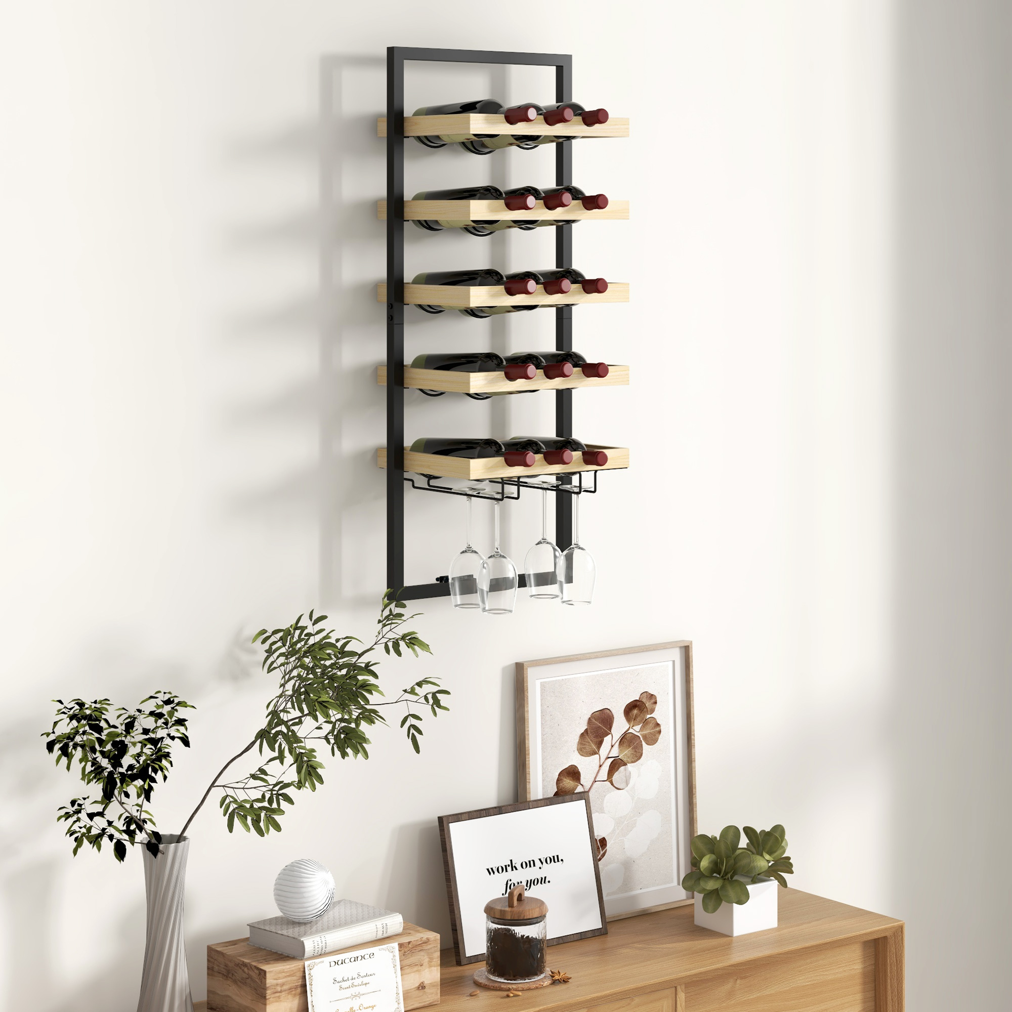 Un portabottiglie da parete in legno e metallo nero con bottiglie e bicchieri sopra una console.