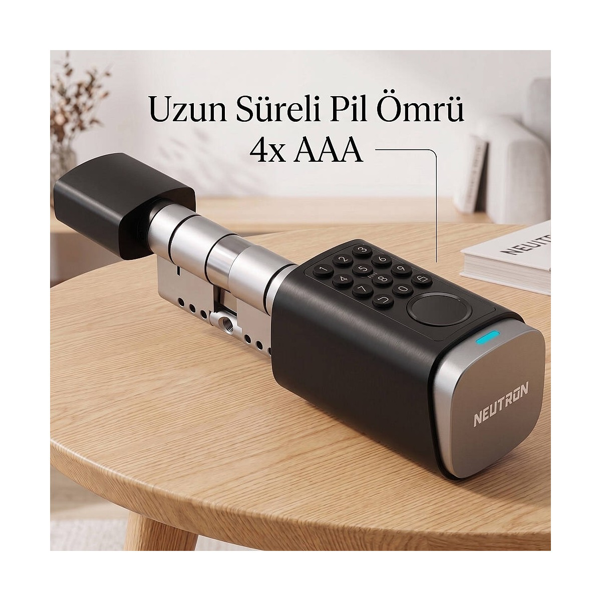 Ahşap masa üzerinde tuş takımlı ve Neutron logolu akıllı silindir kilit, üstte yazı.