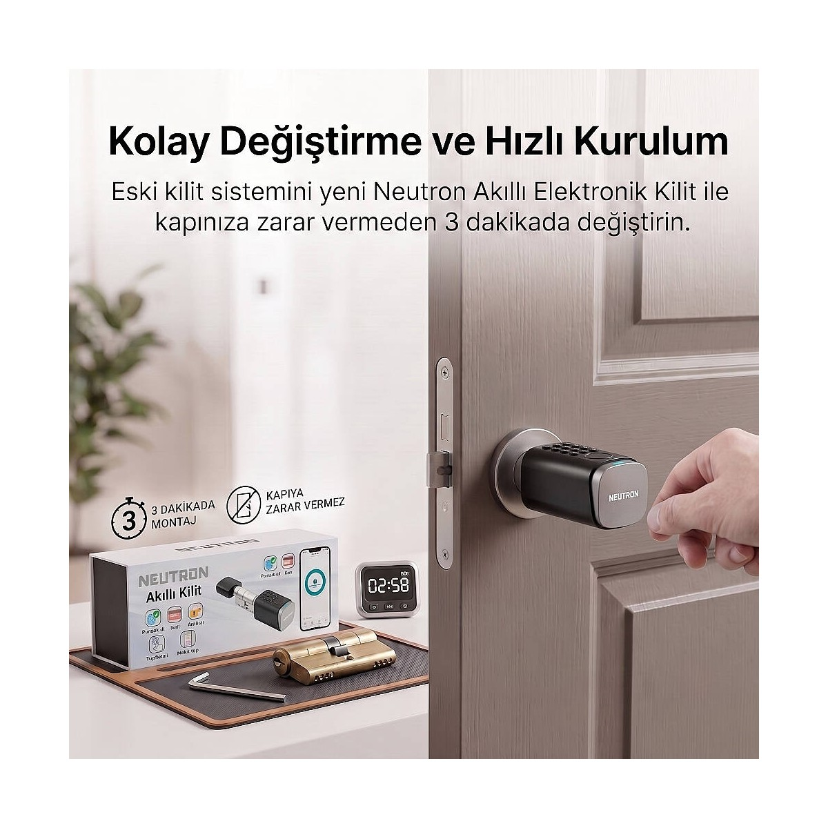 Gri ahşap kapıda siyah Neutron akıllı kilidi çalıştıran el ve arkada ürün ambalajı.