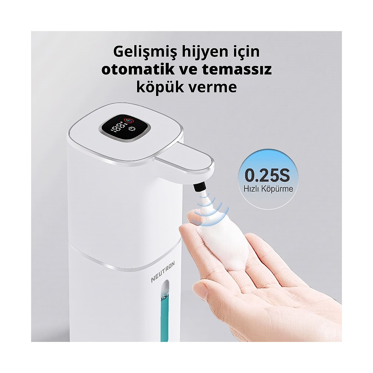 Beyaz otomatik sabunluk, bir ele köpük veriyor.