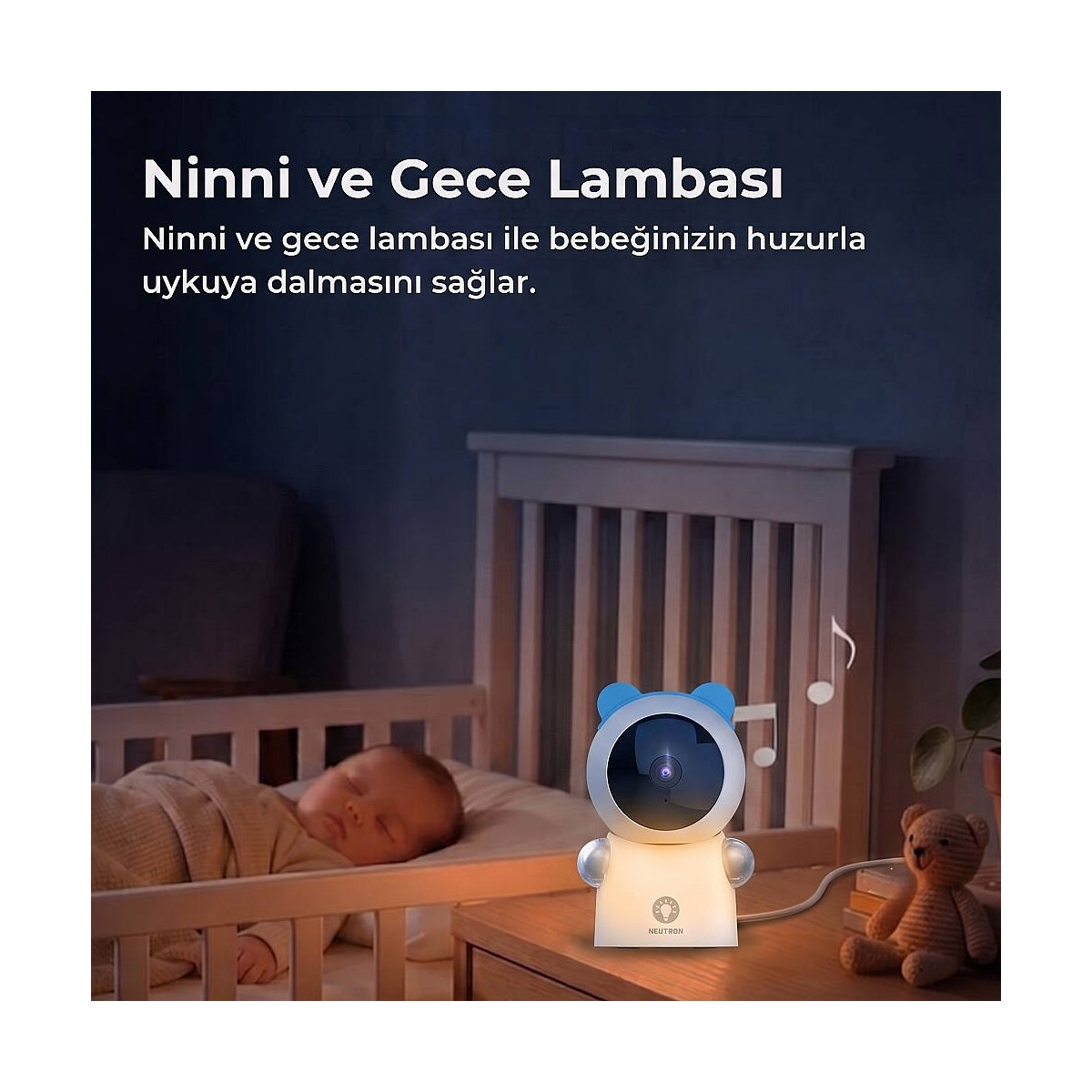 Bir bebek, gece lambası ve kamera yanındaki beşiğinde uyuyor.