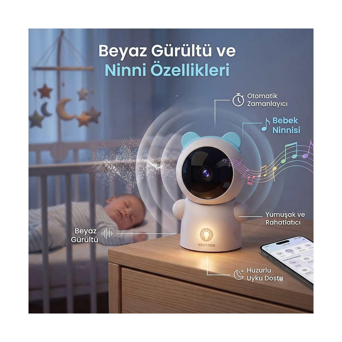 Ahşap komodin üzerinde beyaz gürültü ve ninni özellikli ayı bebek kamerası, arka planda uyuyan bebek.