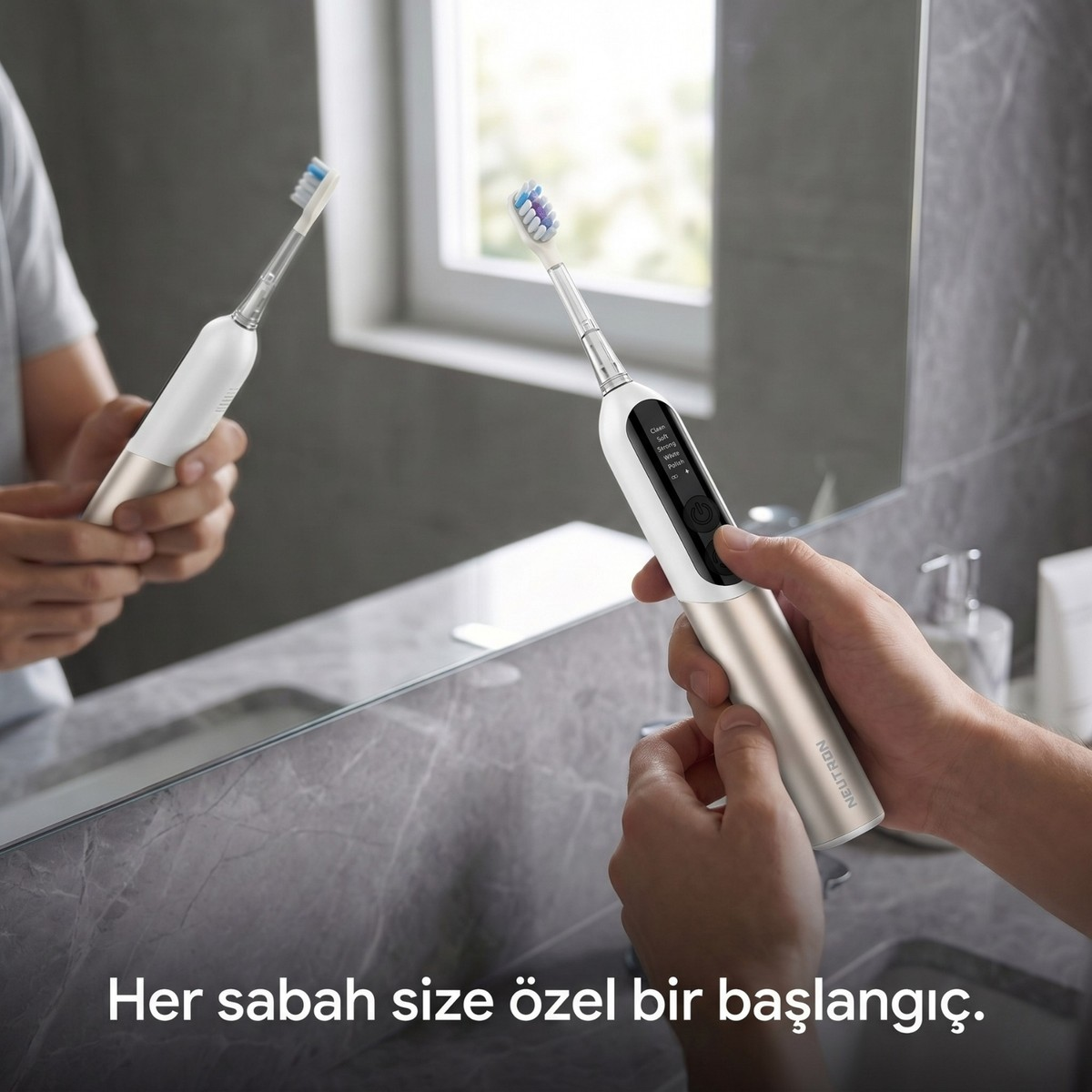Modern bir banyoda şık, beyaz ve altın rengi elektrikli diş fırçası tutan kişi.