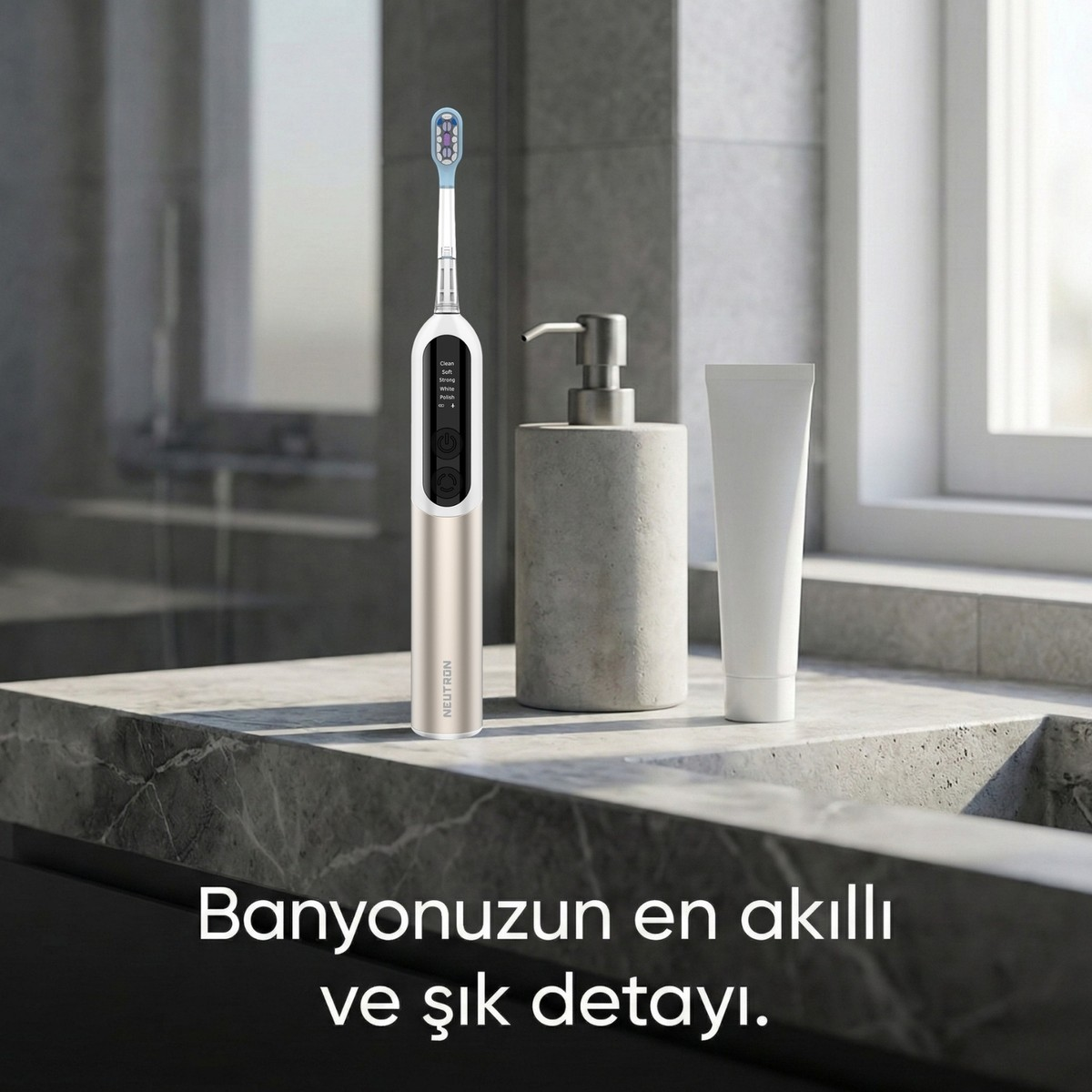 Mermer banyo tezgahında elektrikli diş fırçası, sabunluk ve diş macunu tüpü.