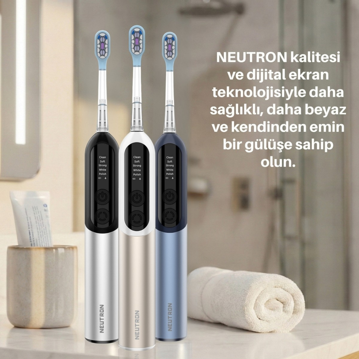 Gümüş, altın ve mavi renklerde üç Neutron elektrikli diş fırçası, metin içeren bir banyo tezgahında duruyor.