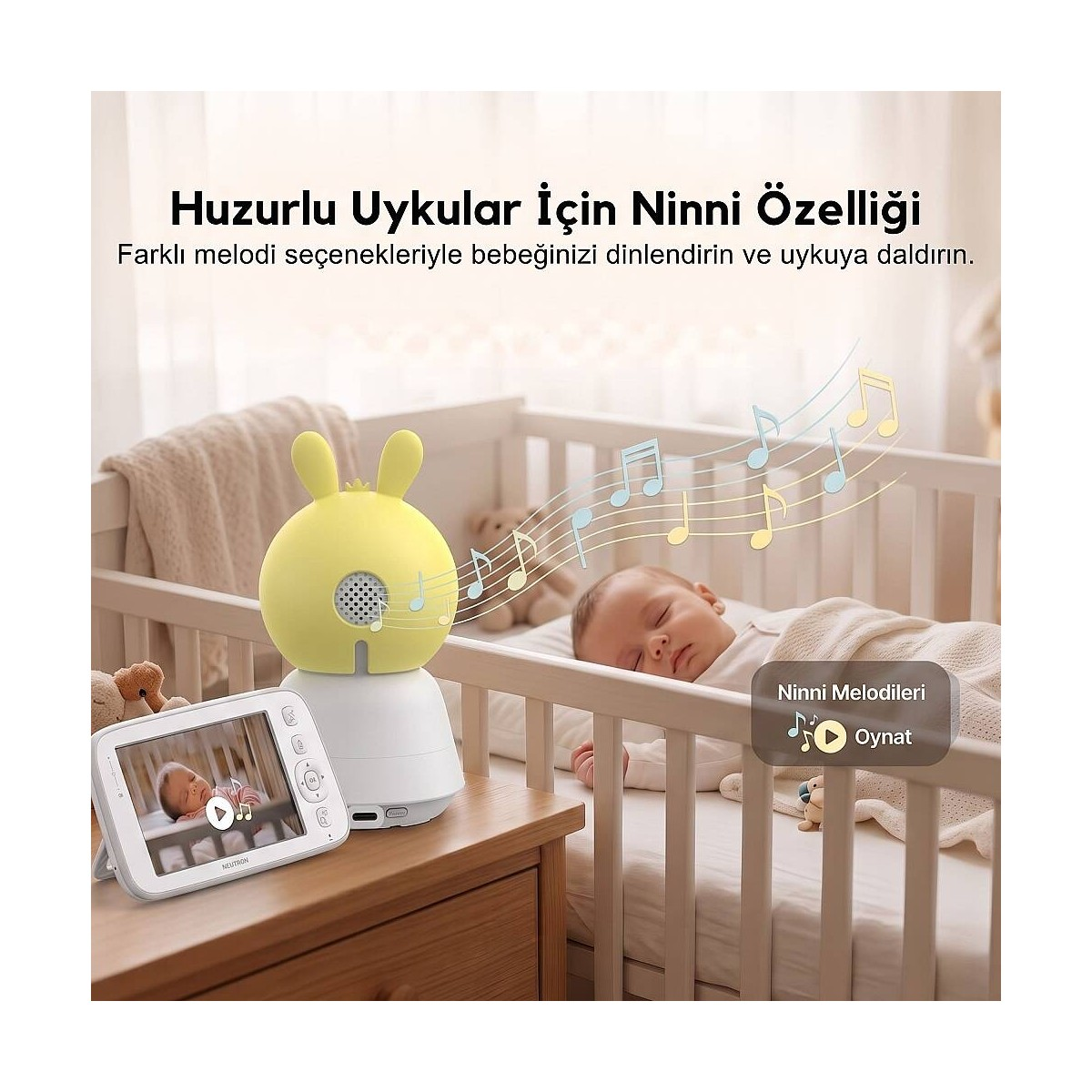 Tavşan kulaklı bebek kamerası, beşiğinde uyuyan bebeğin yanında ekran ve müzik notaları ile.