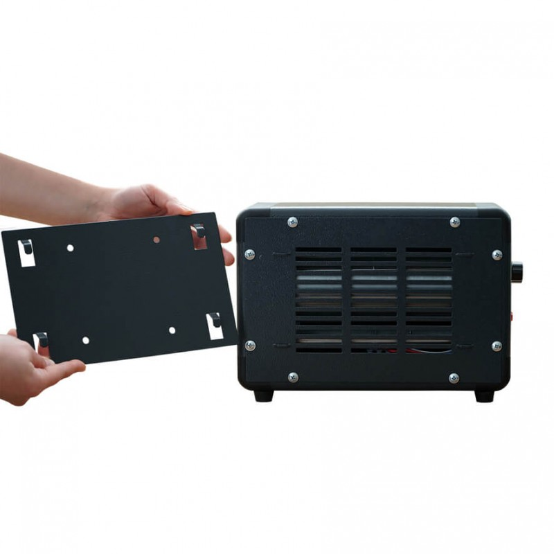Eller, siyah bir elektronik cihazın yanında siyah montaj braketi tutuyor.