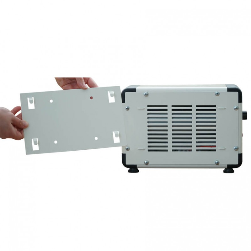 Bir kişi elektronik cihazın havalandırmalı kısmının önüne beyaz bir metal tutucu tutuyor.