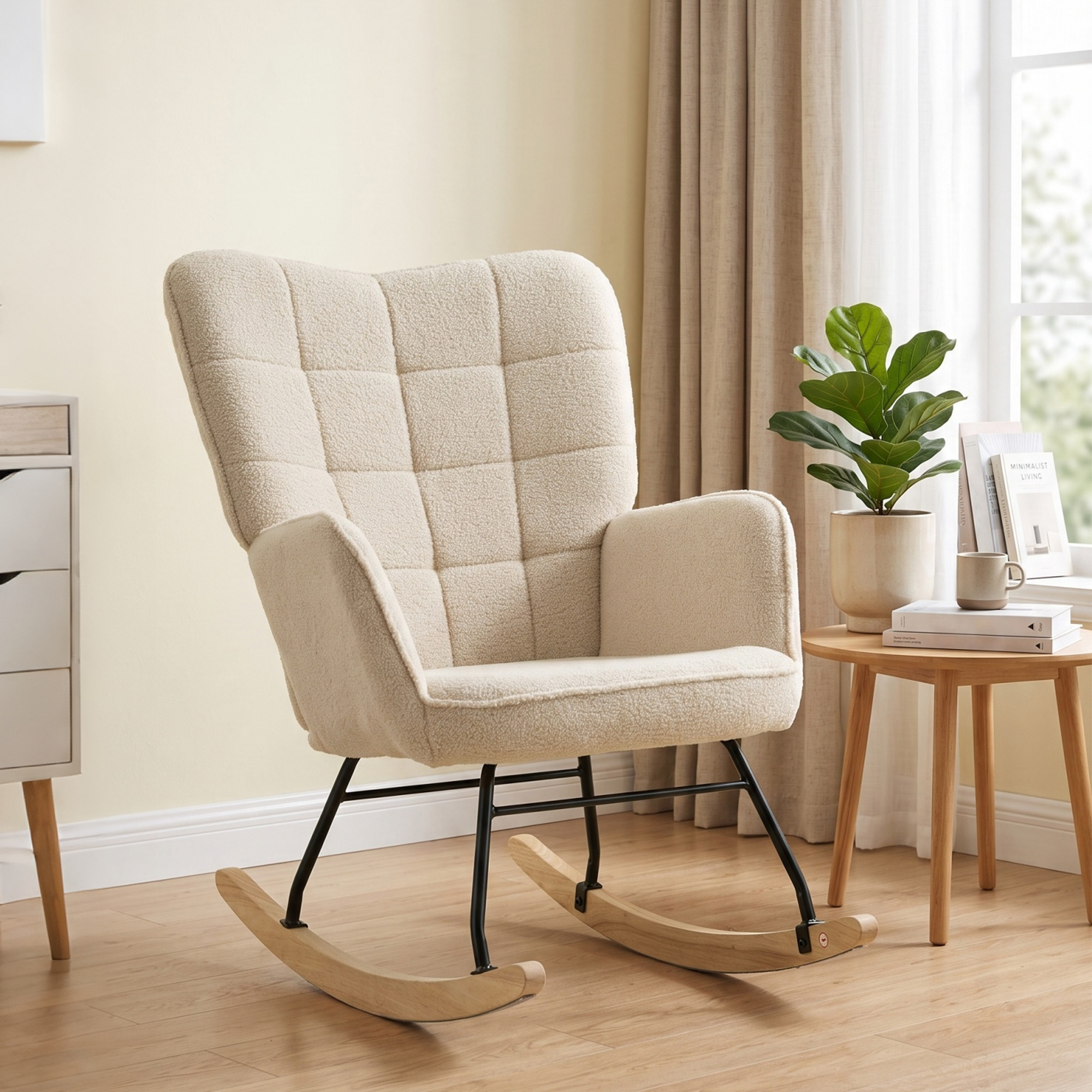 Una sedia a dondolo testurizzata beige con guide in legno su pavimento in legno vicino a un tavolino.