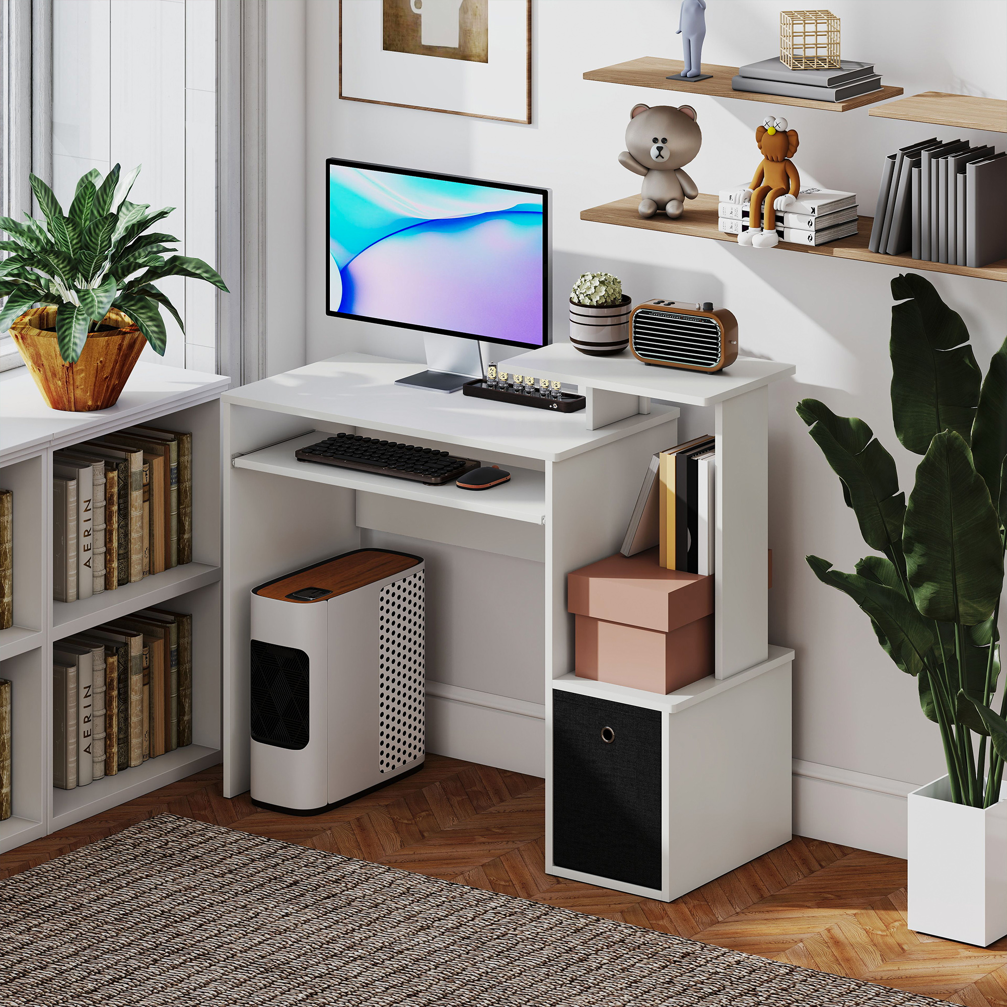 Moderno computer desk bianco con PC, monitor, libri, piante e mensole a muro.