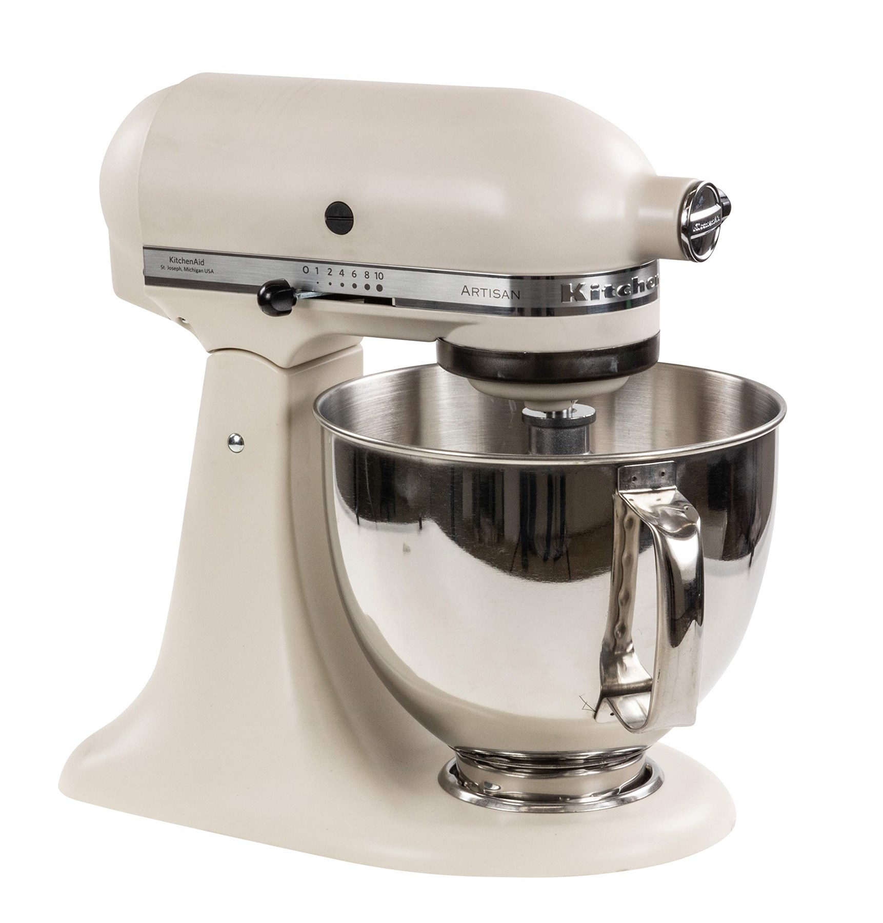 Una batidora de pie KitchenAid Artisan beige con un bol de acero inoxidable pulido sobre un fondo blanco.