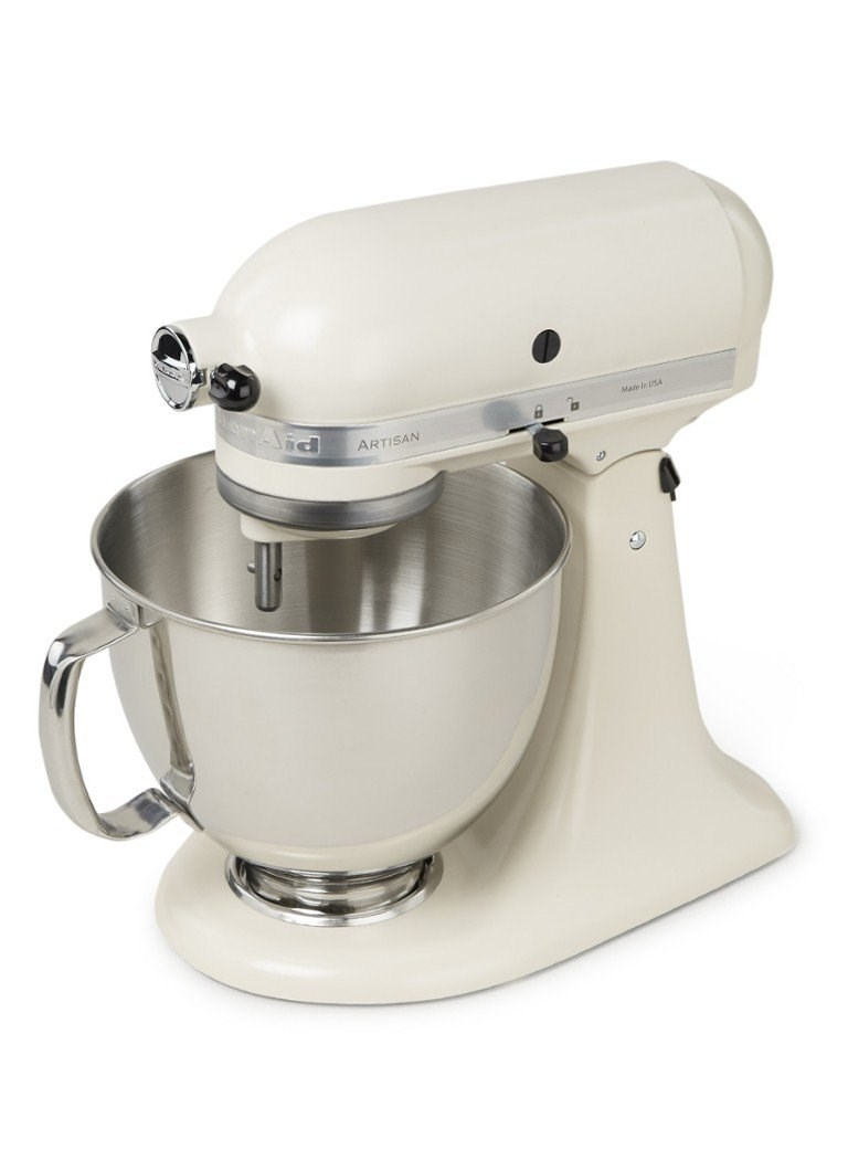 Batidora de pie KitchenAid de color crema con un bol de acero inoxidable sobre fondo blanco.