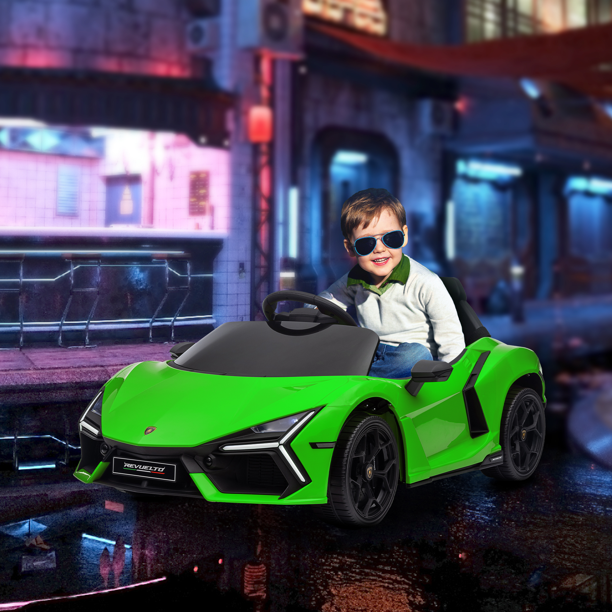 Un bambino sorridente con gli occhiali da sole guida un'auto giocattolo verde.