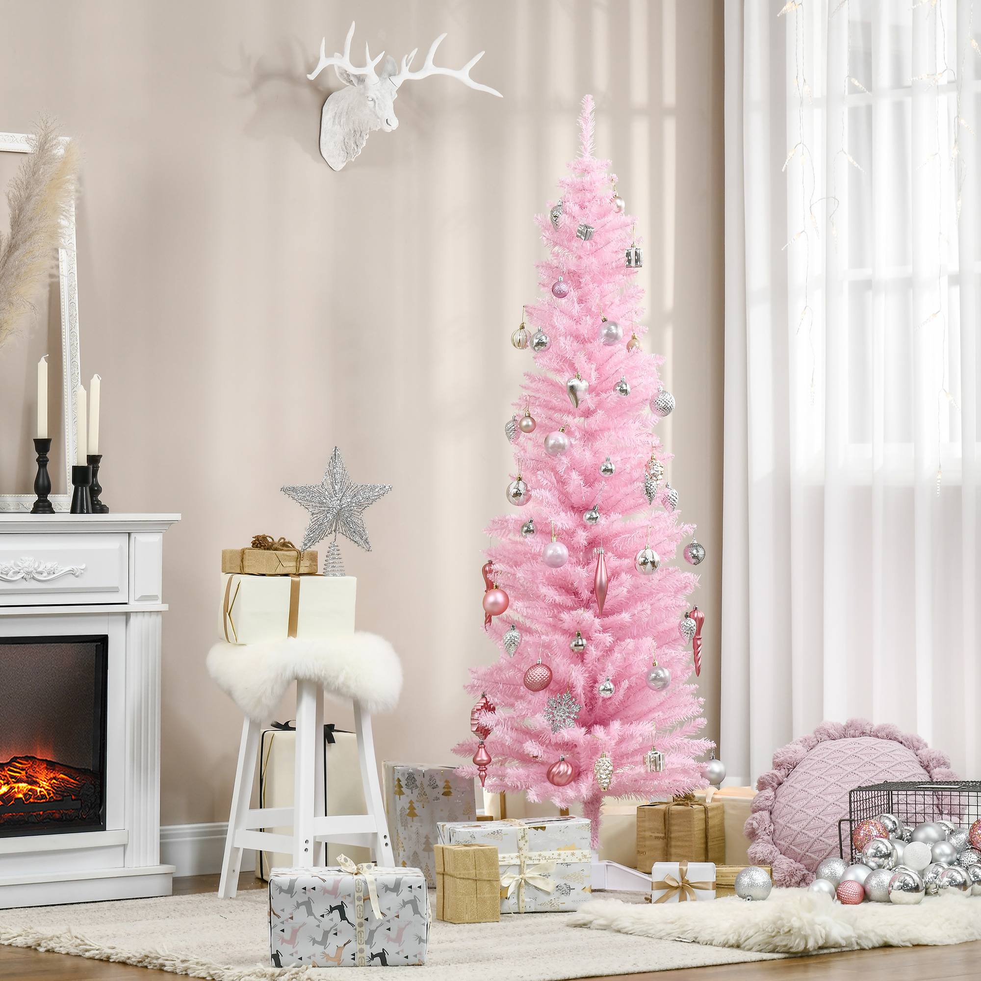 Un árbol de Navidad rosa con adornos plateados y rosas se encuentra en una sala con regalos.