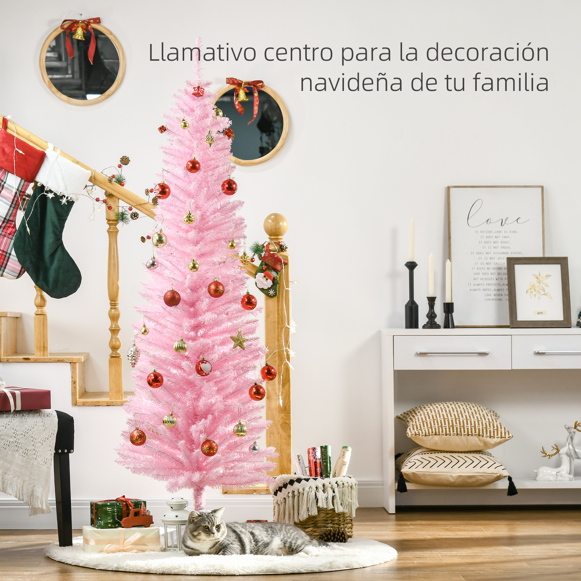 Un árbol de Navidad rosa decorado en el interior, con un gato tumbado en una alfombra blanca y regalos.