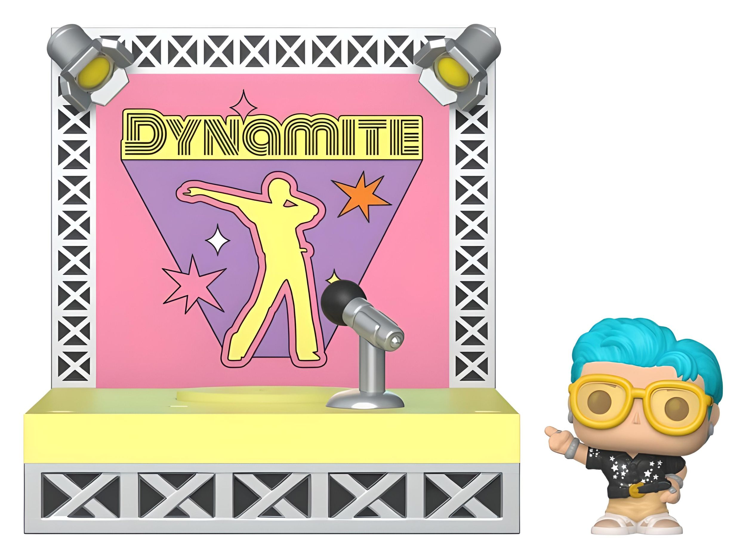 Eine Funko Pop Figur mit blauem Haar steht neben einer bunten 'Dynamite'-Bühne mit Mikrofon und Scheinwerfern.