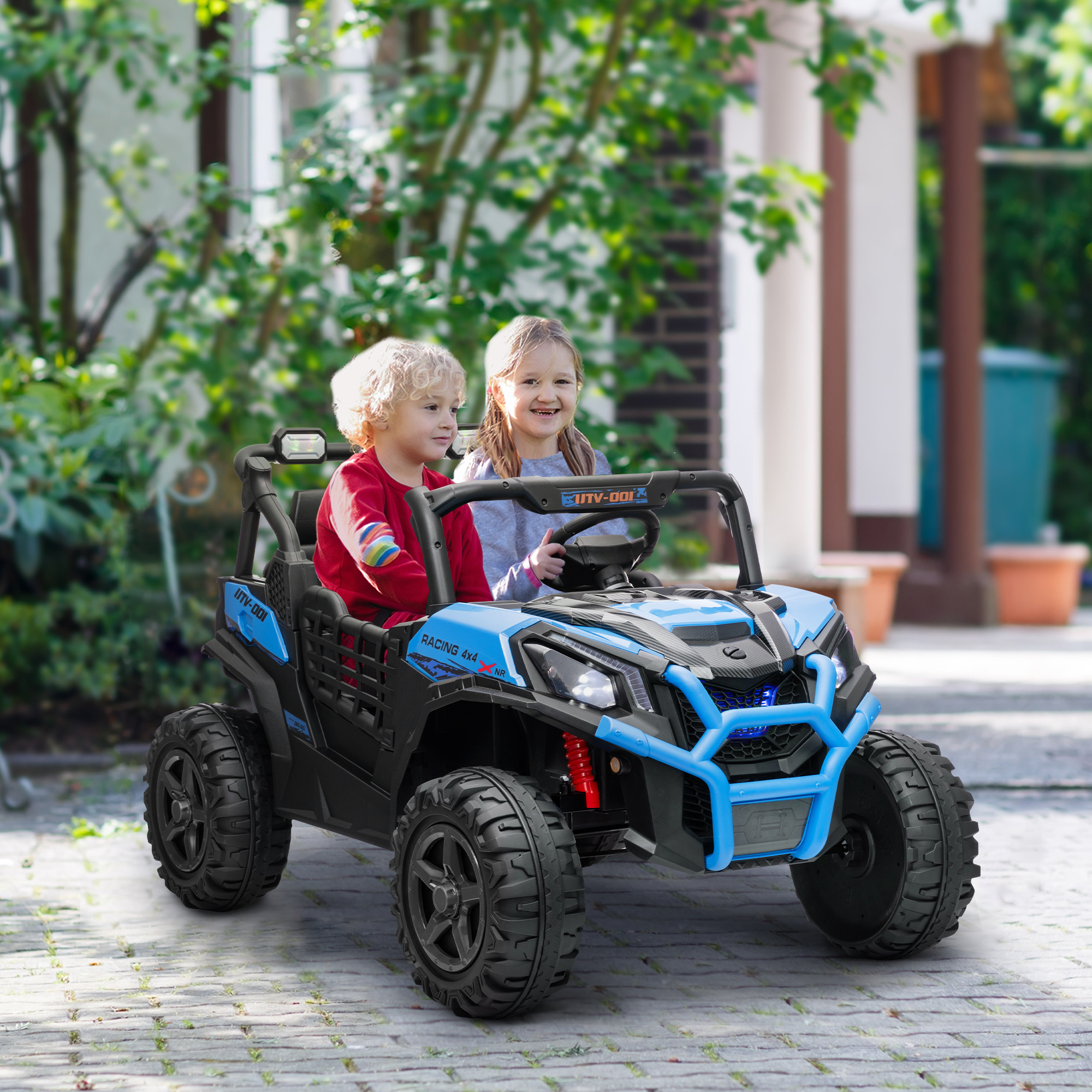 Due bambini che guidano un'auto giocattolo elettrica blu su un patio lastricato.