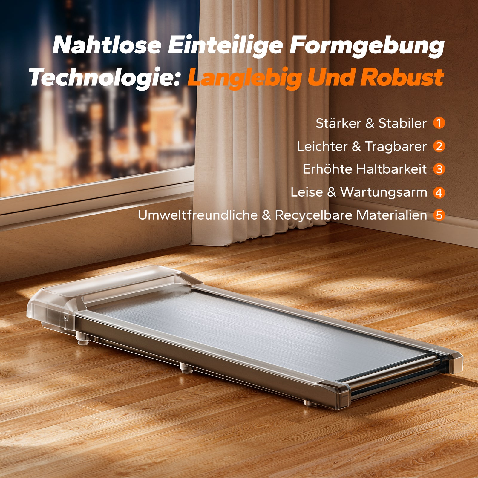 Ein schlankes, silbernes Laufband steht auf einem Holzboden vor einem Fenster mit Stadtblick.