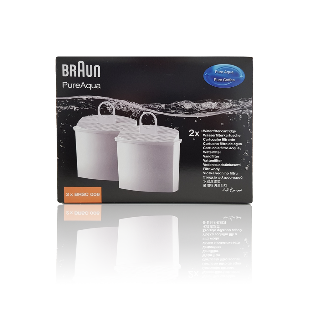 Eine schwarze Braun PureAqua Wasserfilterbox mit zwei weißen Patronen, vor weißem Hintergrund mit Spiegelung.