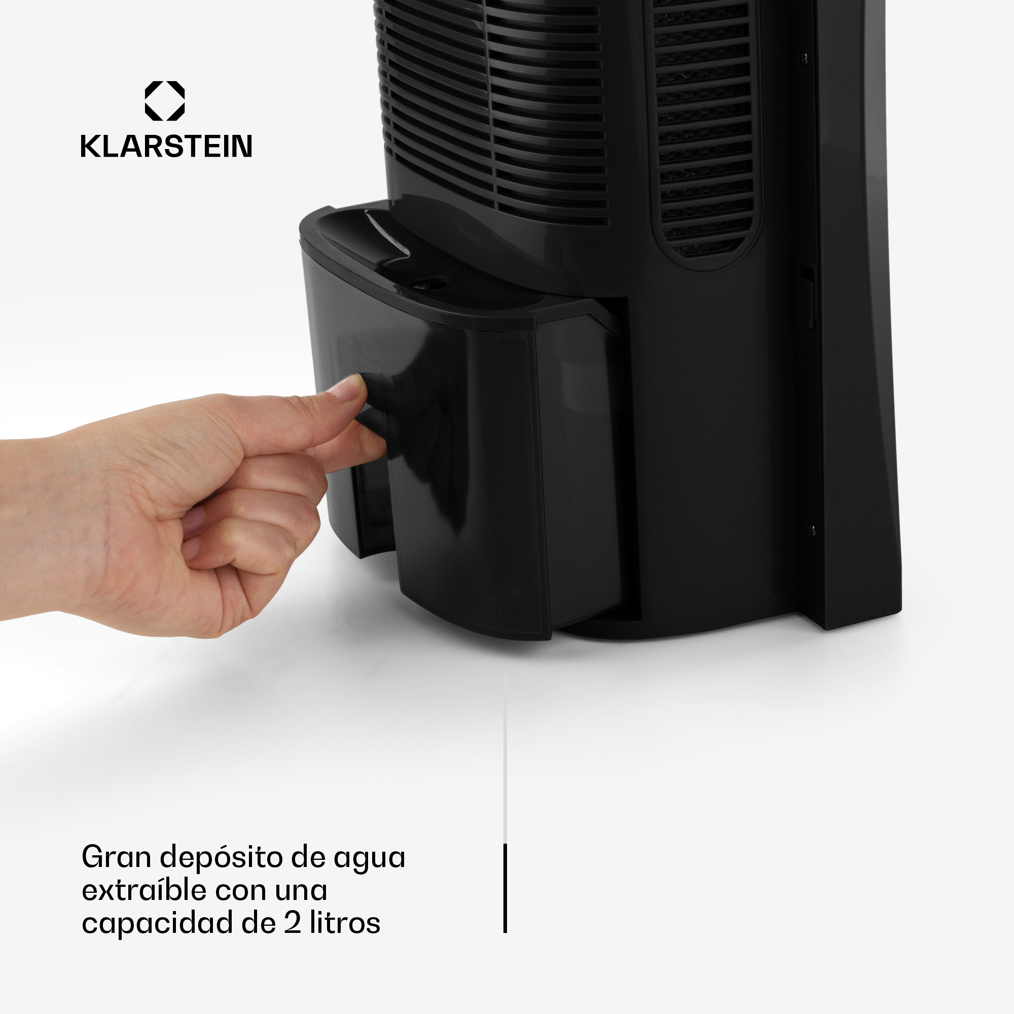 Eine Hand zieht den schwarzen Wassertank eines Klarstein Geräts heraus.