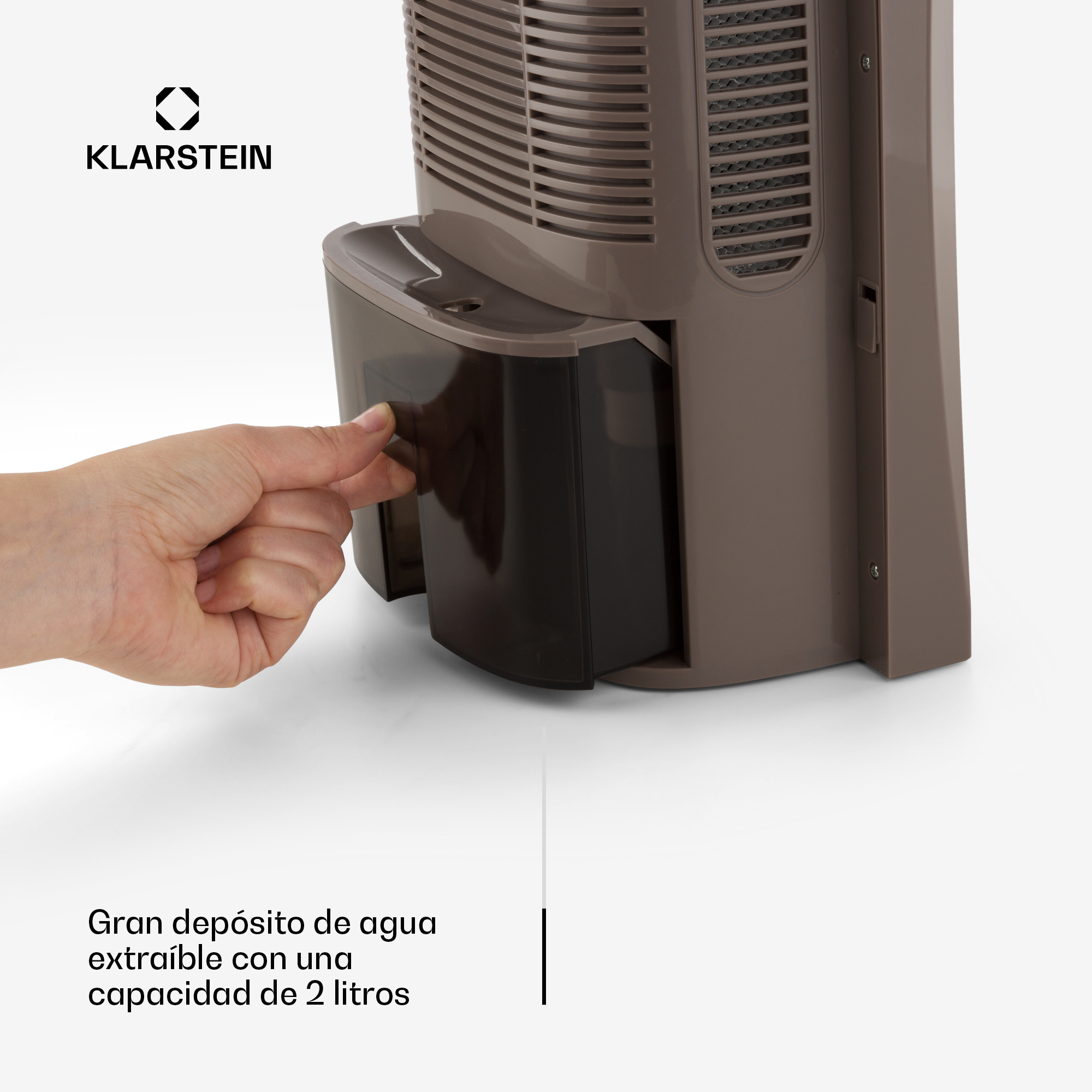 Hand zieht den großen Wassertank eines braunen Klarstein-Luftentfeuchters heraus.