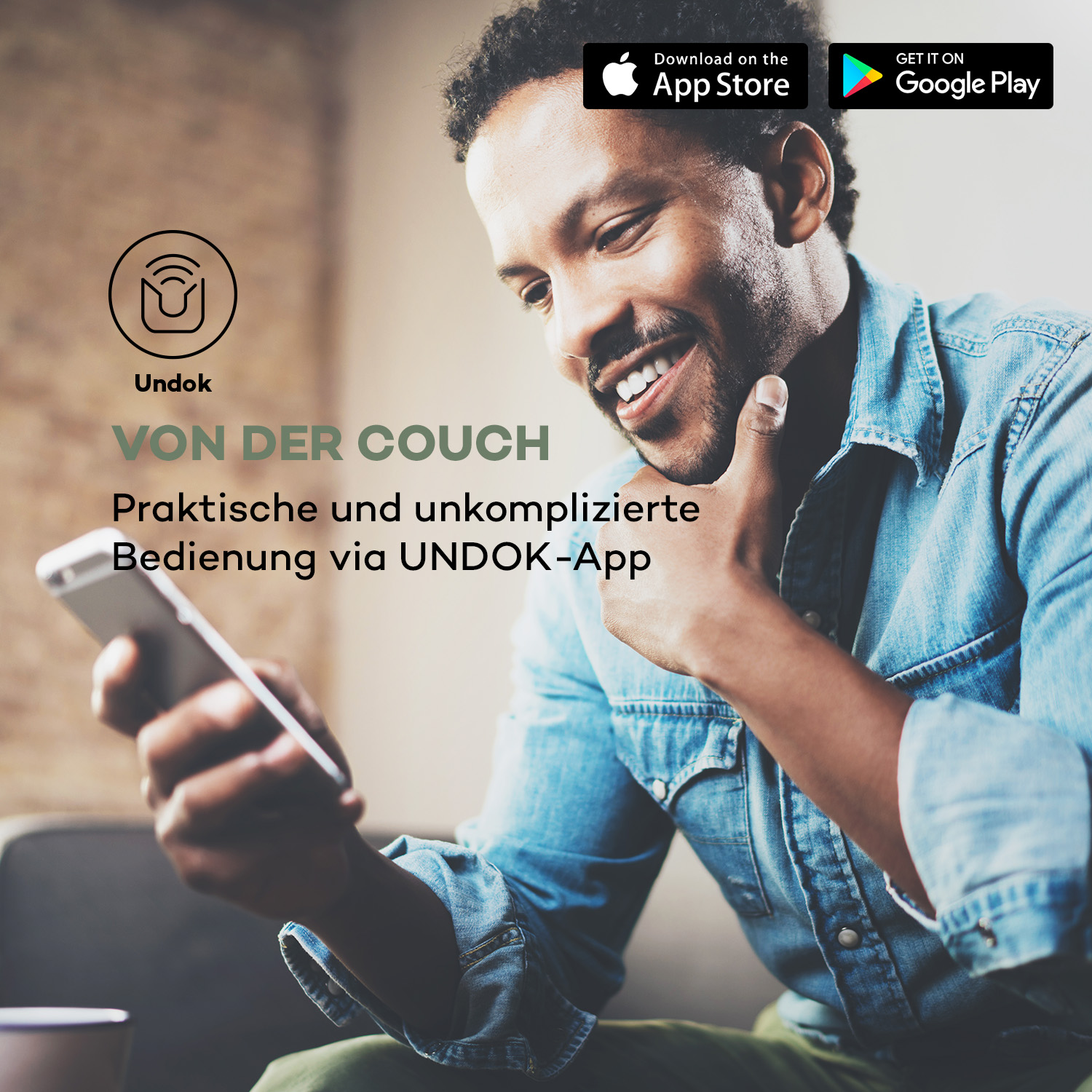 Ein lächelnder Mann im Jeanshemd schaut auf sein Smartphone, überlagert mit App-Store-Badges und Text.