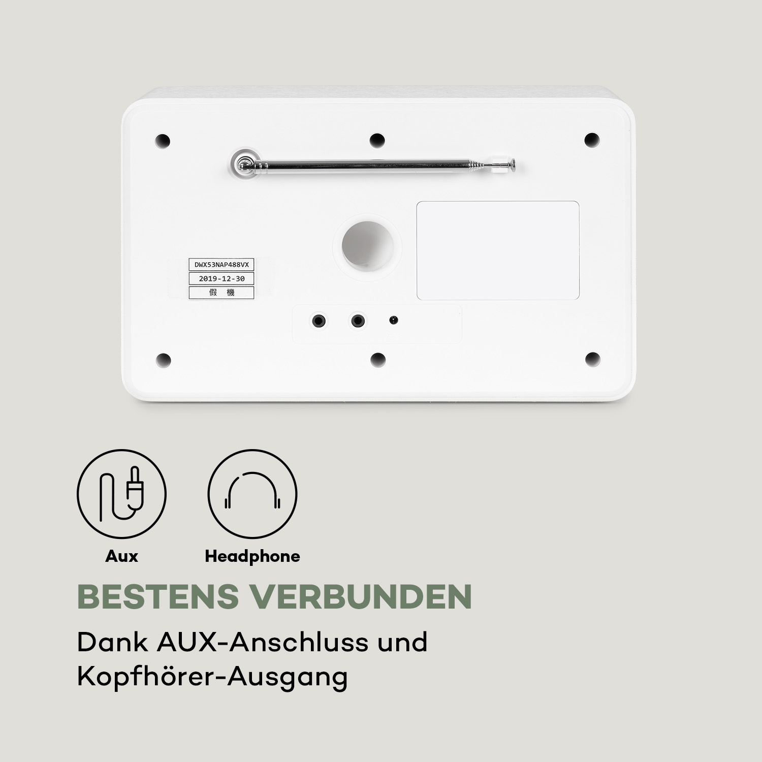 Rückseite eines weißen Radios mit Antenne, Anschlüssen und Text zu AUX und Kopfhörerausgang.