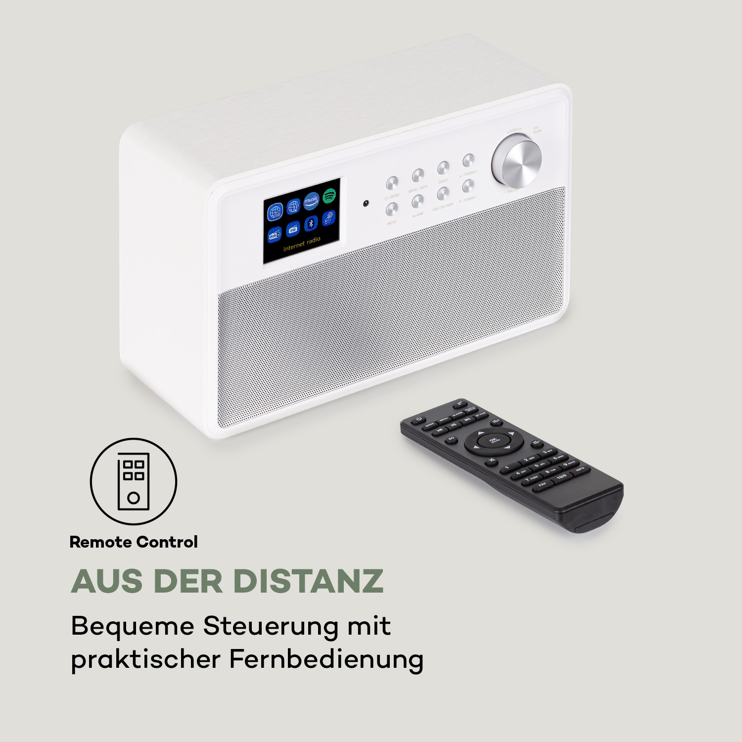 Ein weißes Digitalradio mit Display und Lautsprechergitter liegt neben einer schwarzen Fernbedienung.
