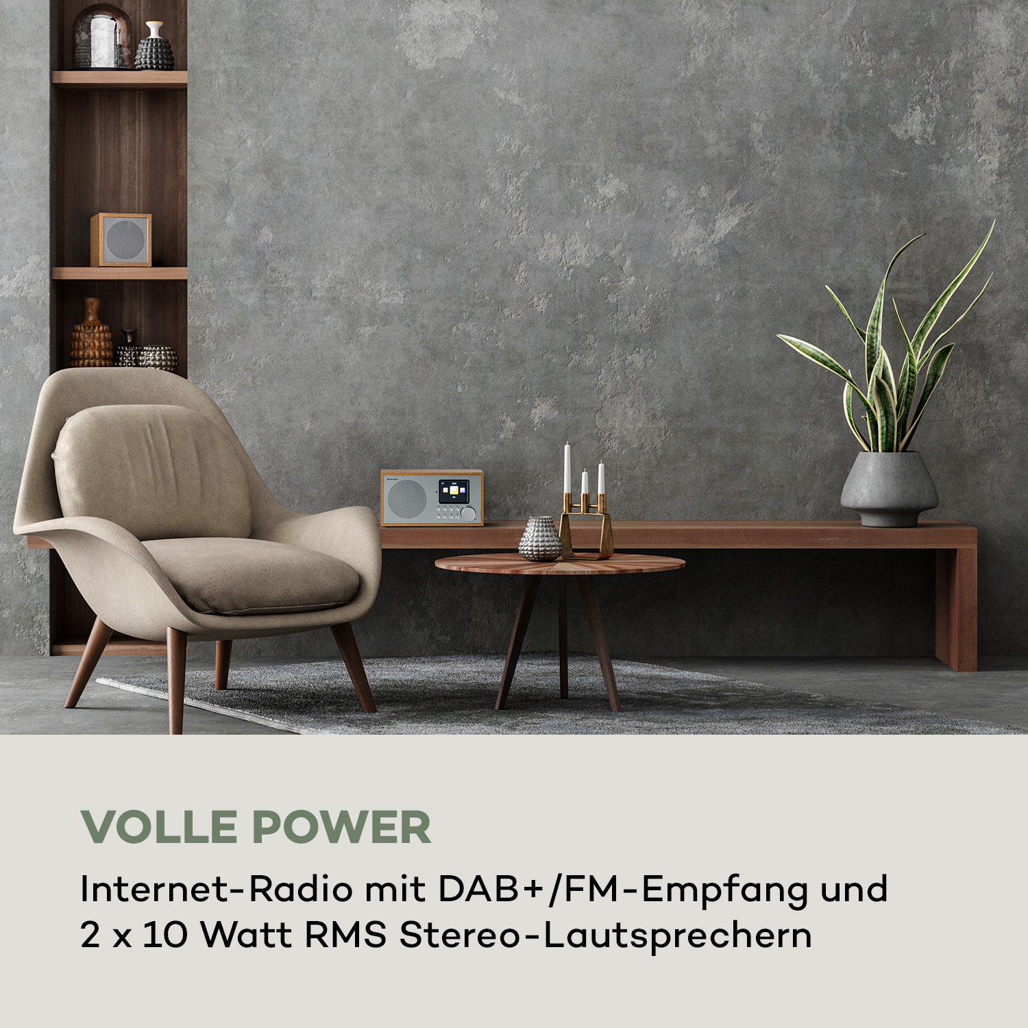 Wohnzimmer mit beige Sessel, Holzbank, Radio, Kerzen und Pflanze vor grauer Wand.