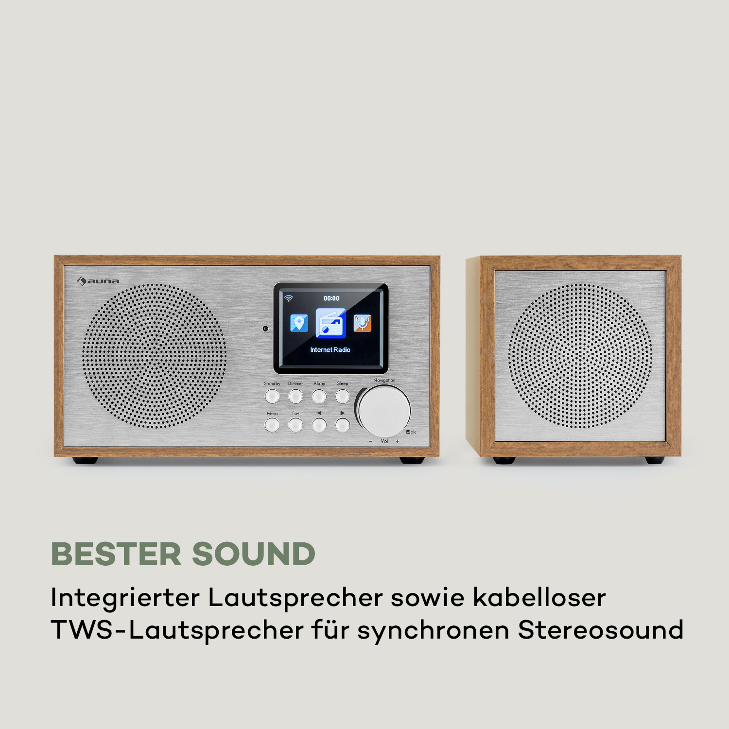 Ein Radio mit Holzrahmen, digitalem Bildschirm und zusätzlichem Lautsprecher vor hellem Hintergrund.