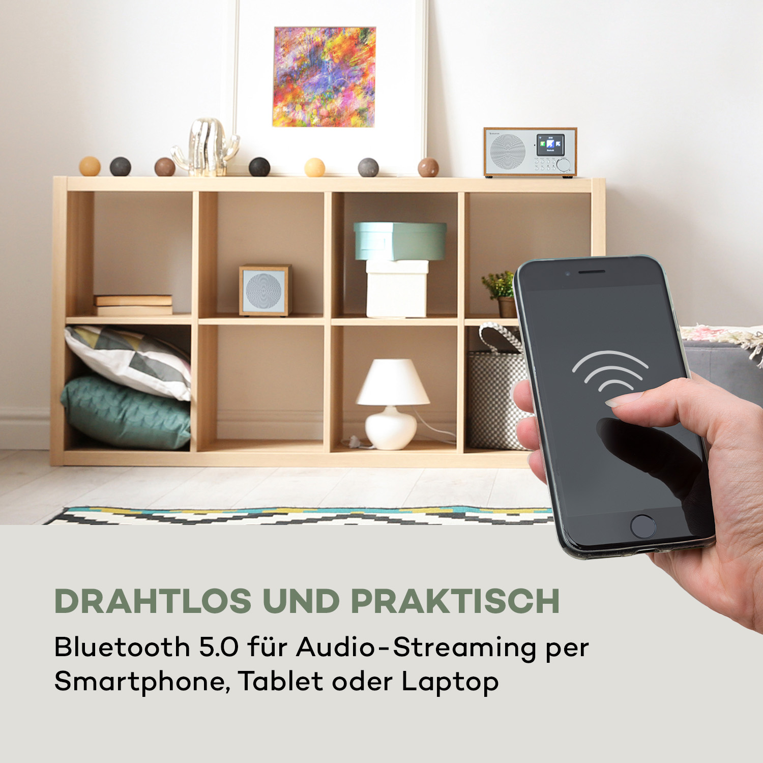 Hand hält Smartphone mit WLAN-Symbol vor einem Regal mit Dekoration.