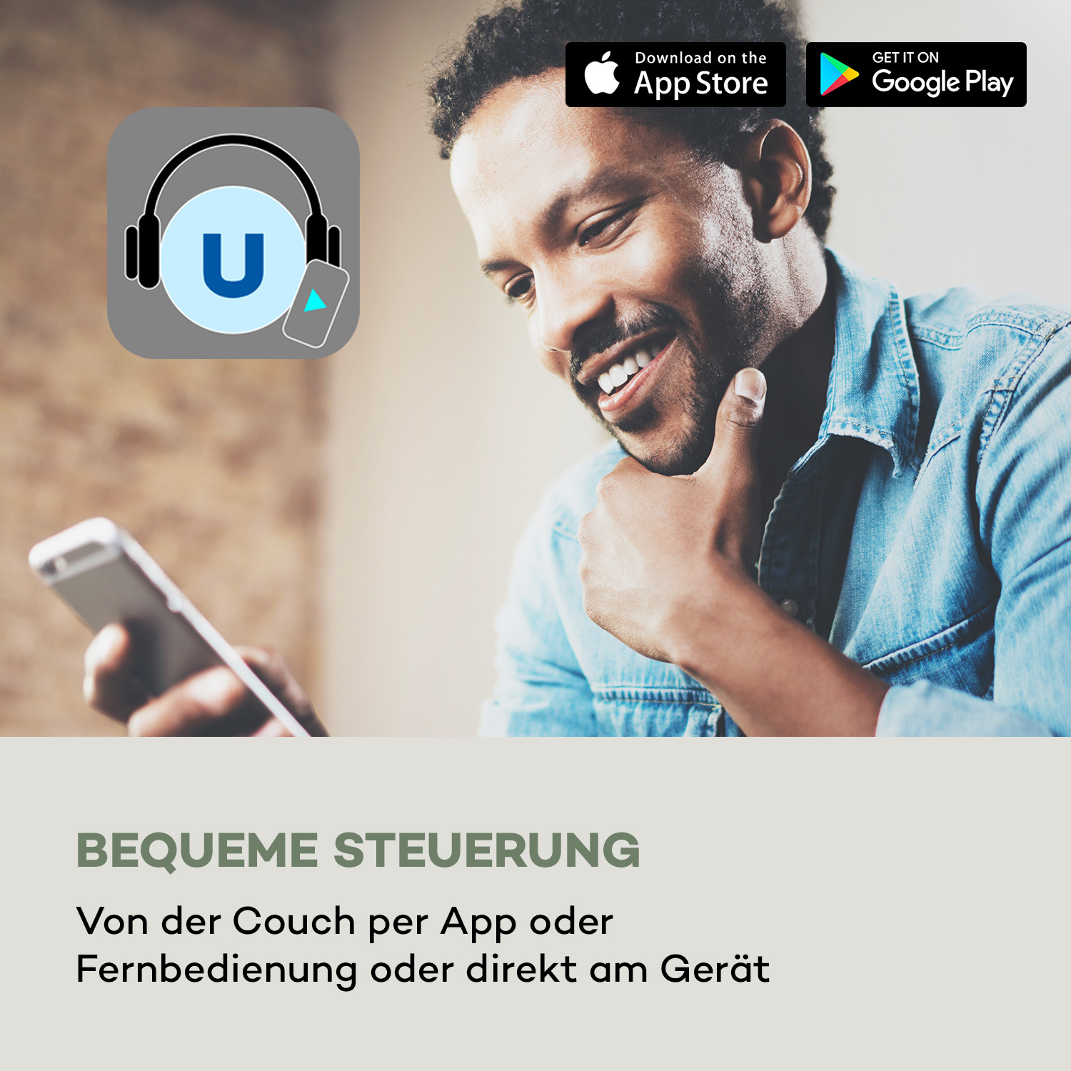 Lächelnender Mann im Jeanshemd mit Smartphone, darüber App-Logo und Store-Badges.