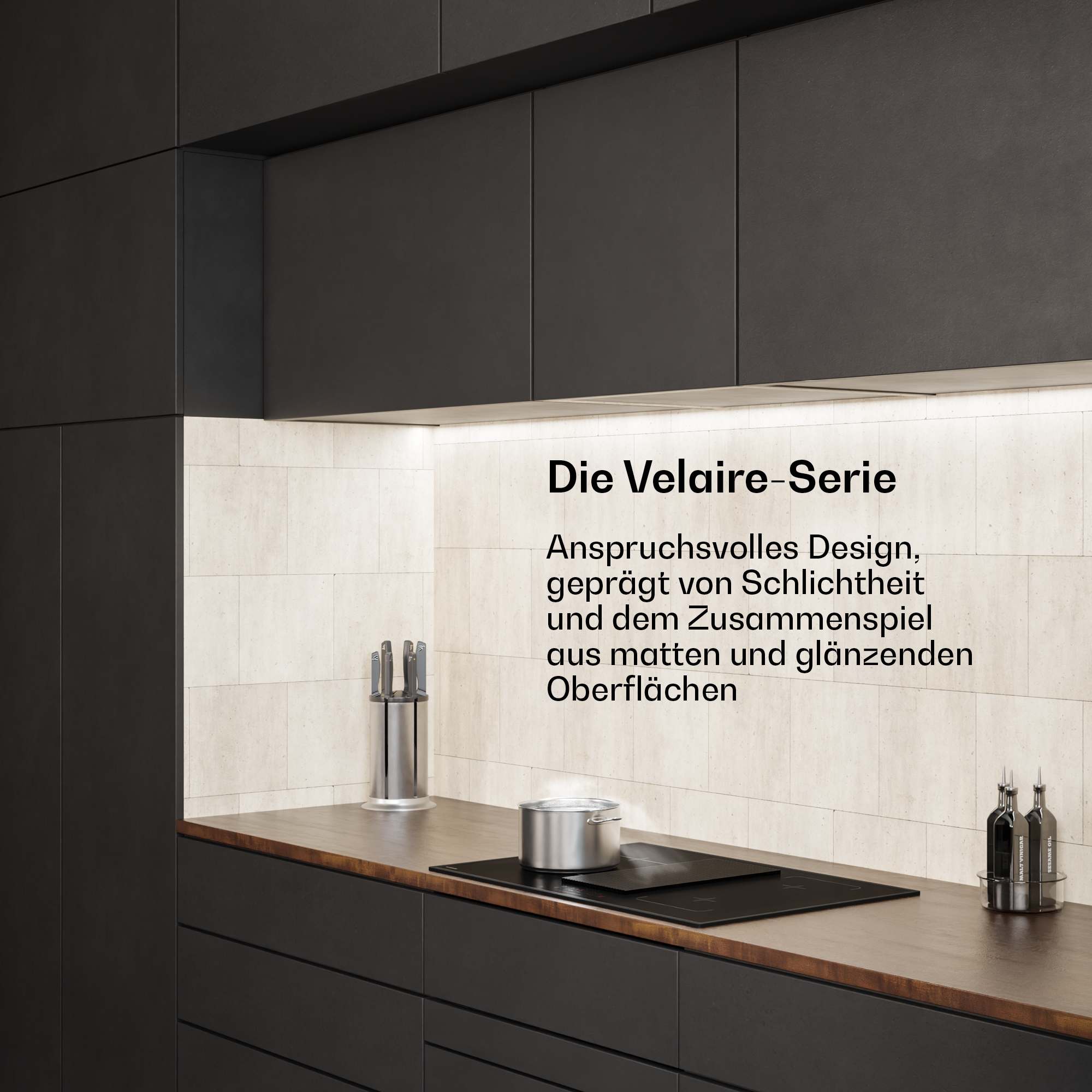 Schwarze Küche mit heller Fliesenrückwand, beleuchtetem Kochfeld und Text.
