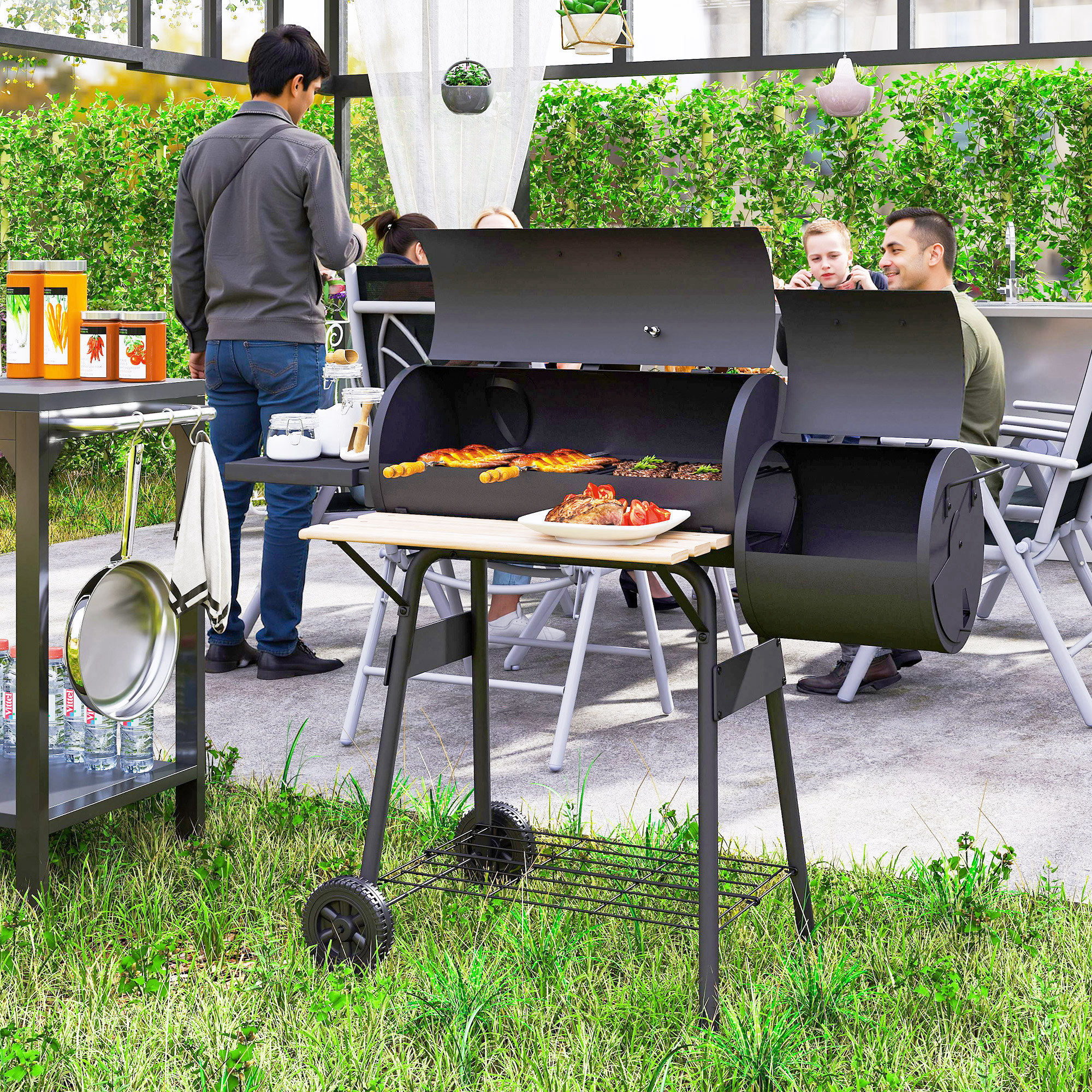 Un barbecue nero con cibo in cottura si trova su un patio con persone riunite sullo sfondo.
