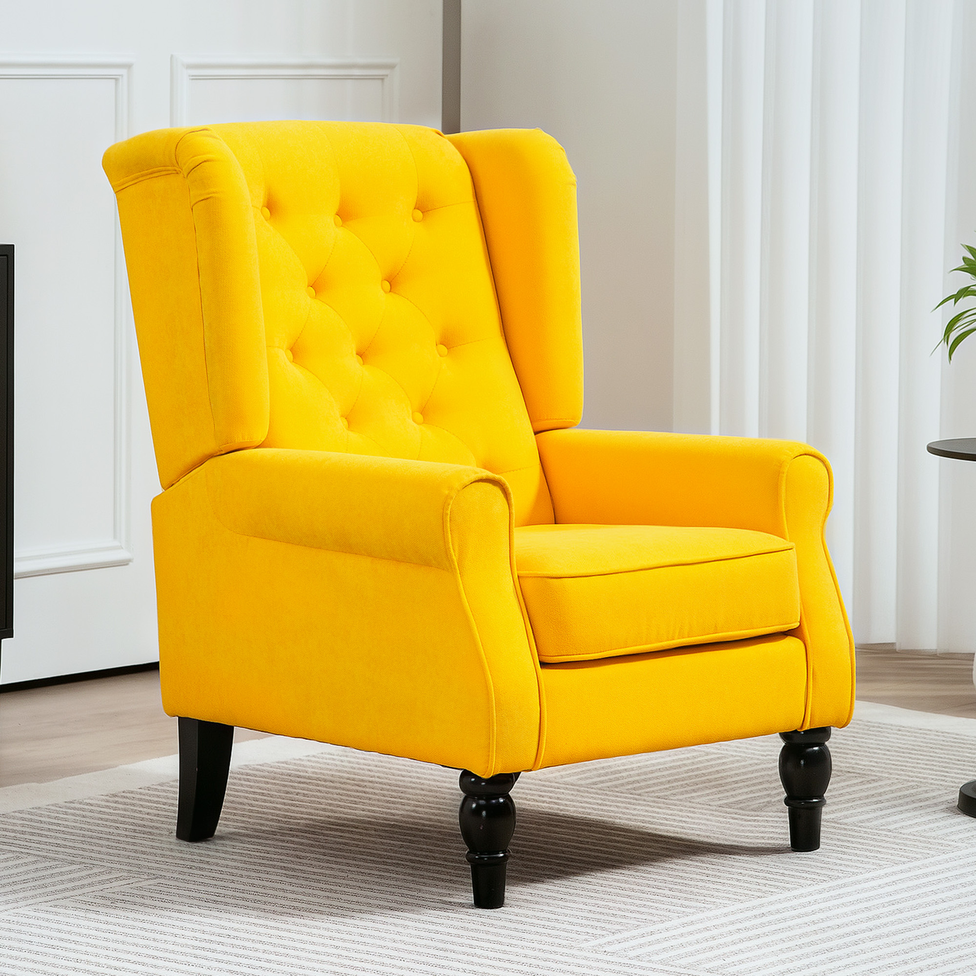 Una poltrona orecchiona giallo acceso con gambe in legno scuro su un tappeto bianco e grigio.