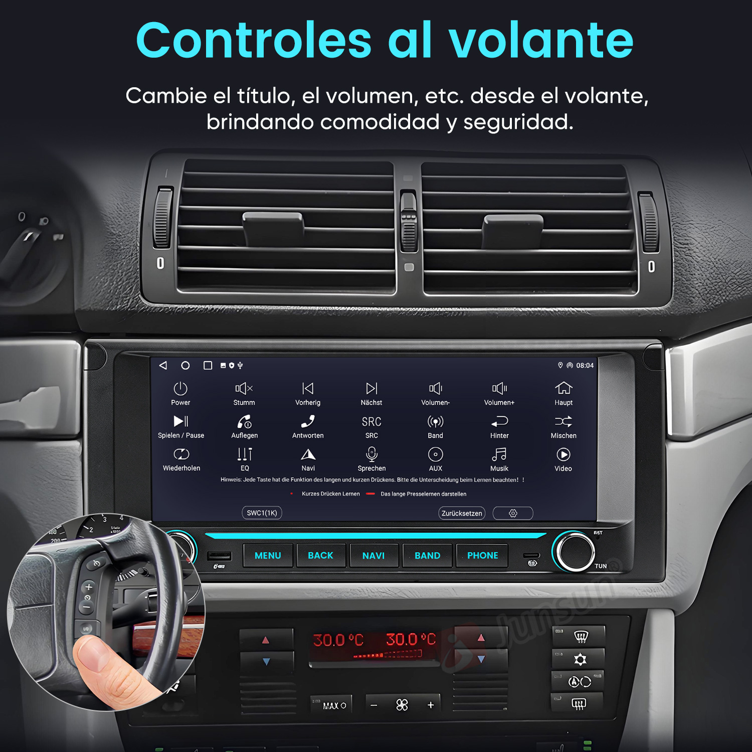Interior de auto con pantalla multimedia mostrando funciones de control y un pulgar presionando el volante.
