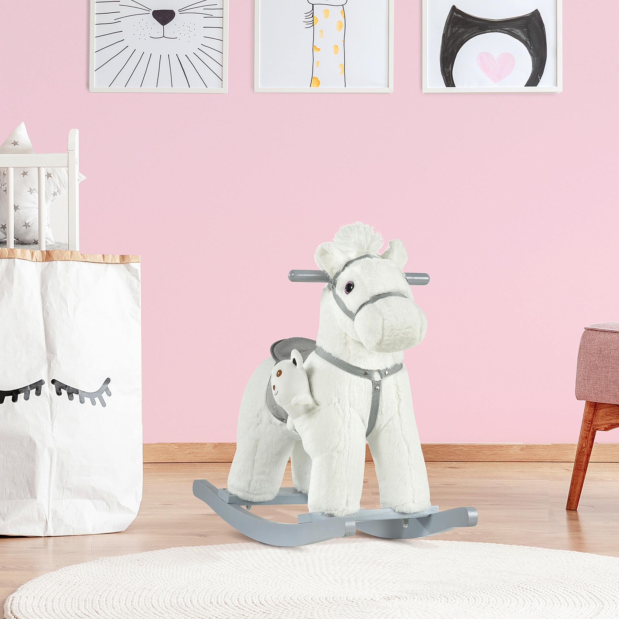 Un cavallo a dondolo di peluche bianco con pattini grigi si trova in una stanza per bambini rosa su un tappeto rotondo.