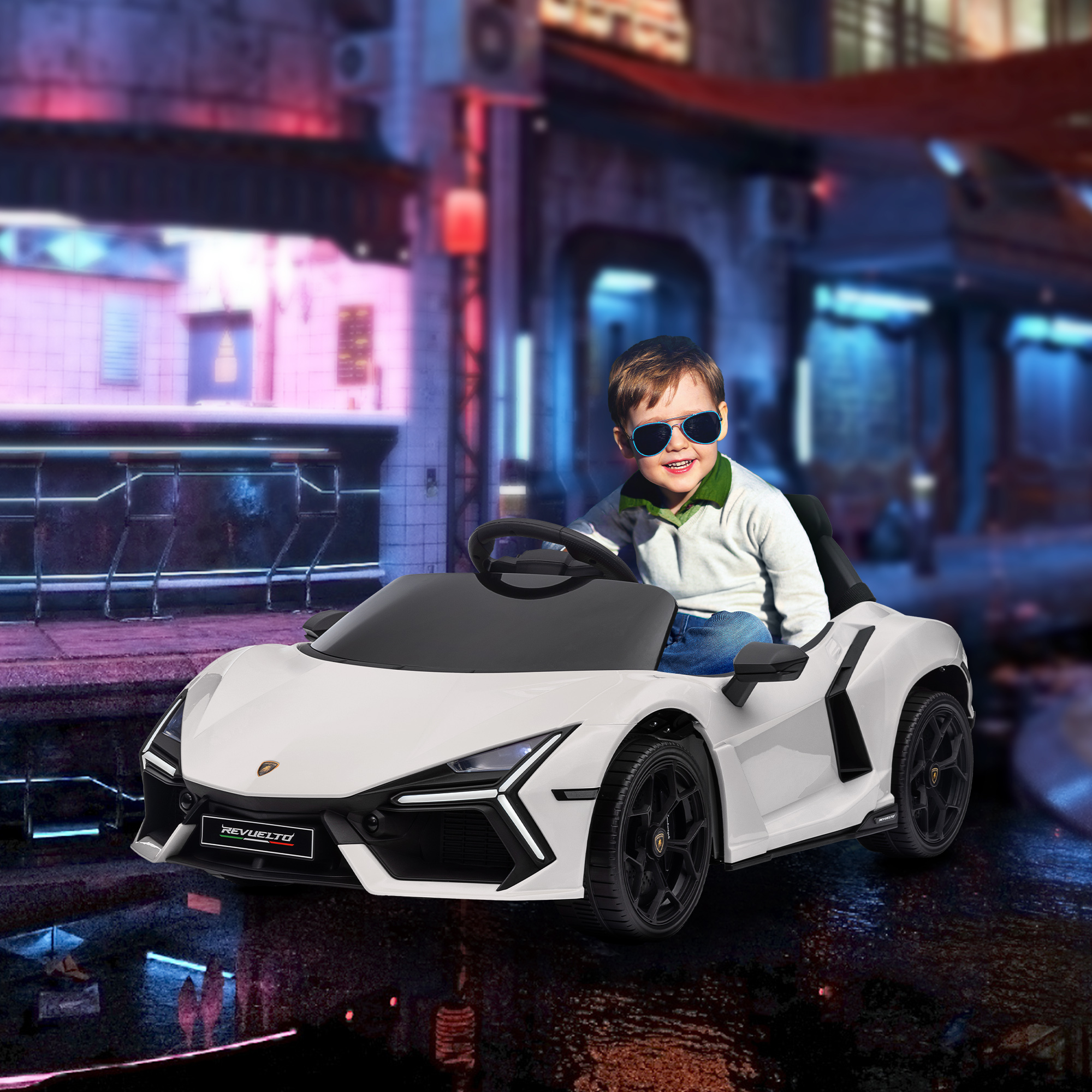 Un bambino con gli occhiali da sole guida un'auto sportiva giocattolo bianca davanti a un negozio al neon.