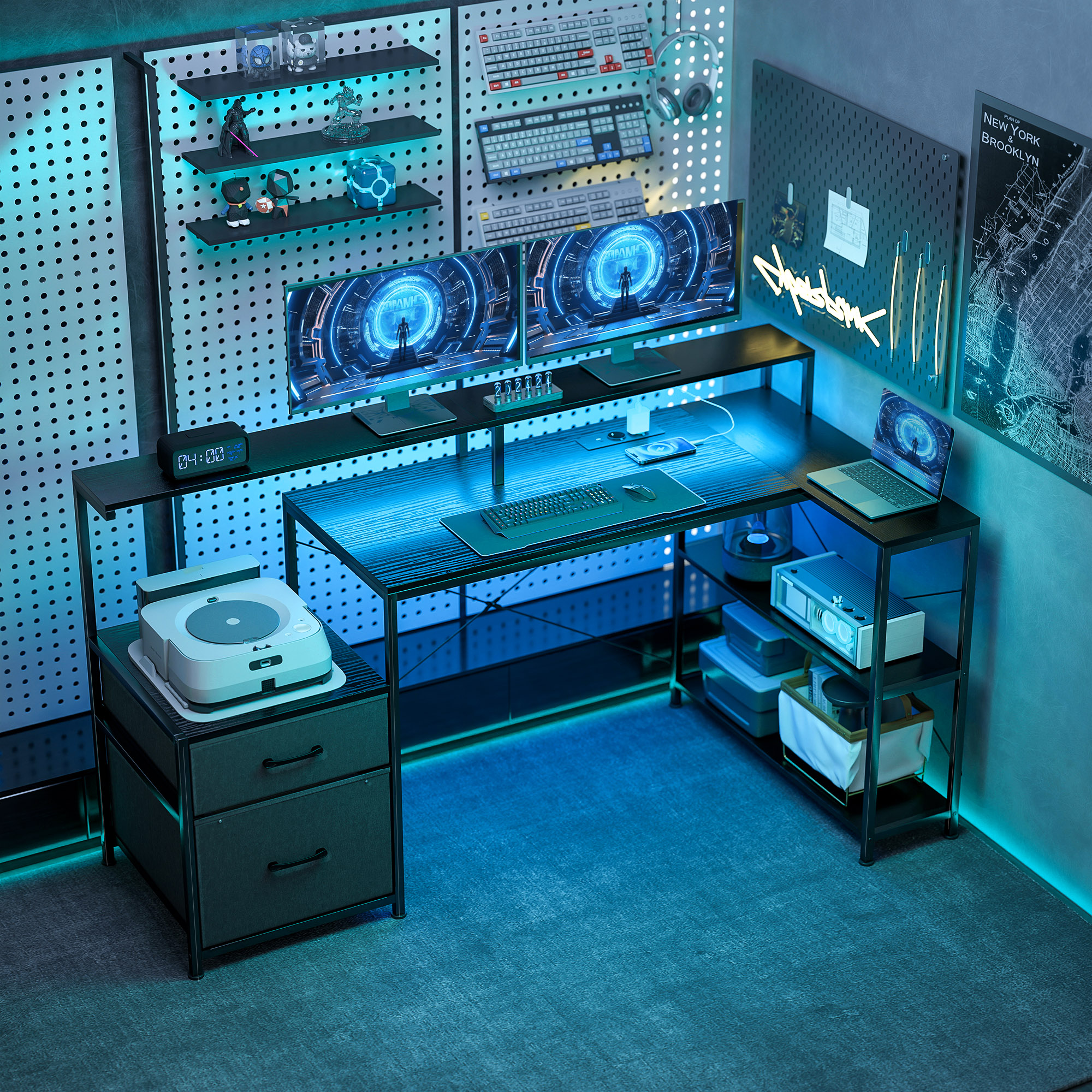 Postazione da gioco moderna con due monitor, illuminazione blu, tastiere e pareti forate.