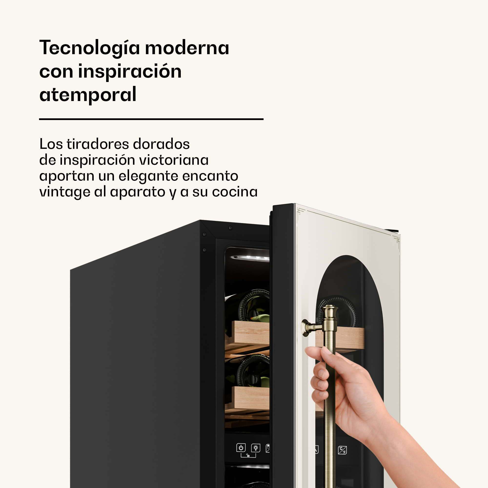 Hand öffnet schwarzen Weinkühlschrank mit goldenem Griff.