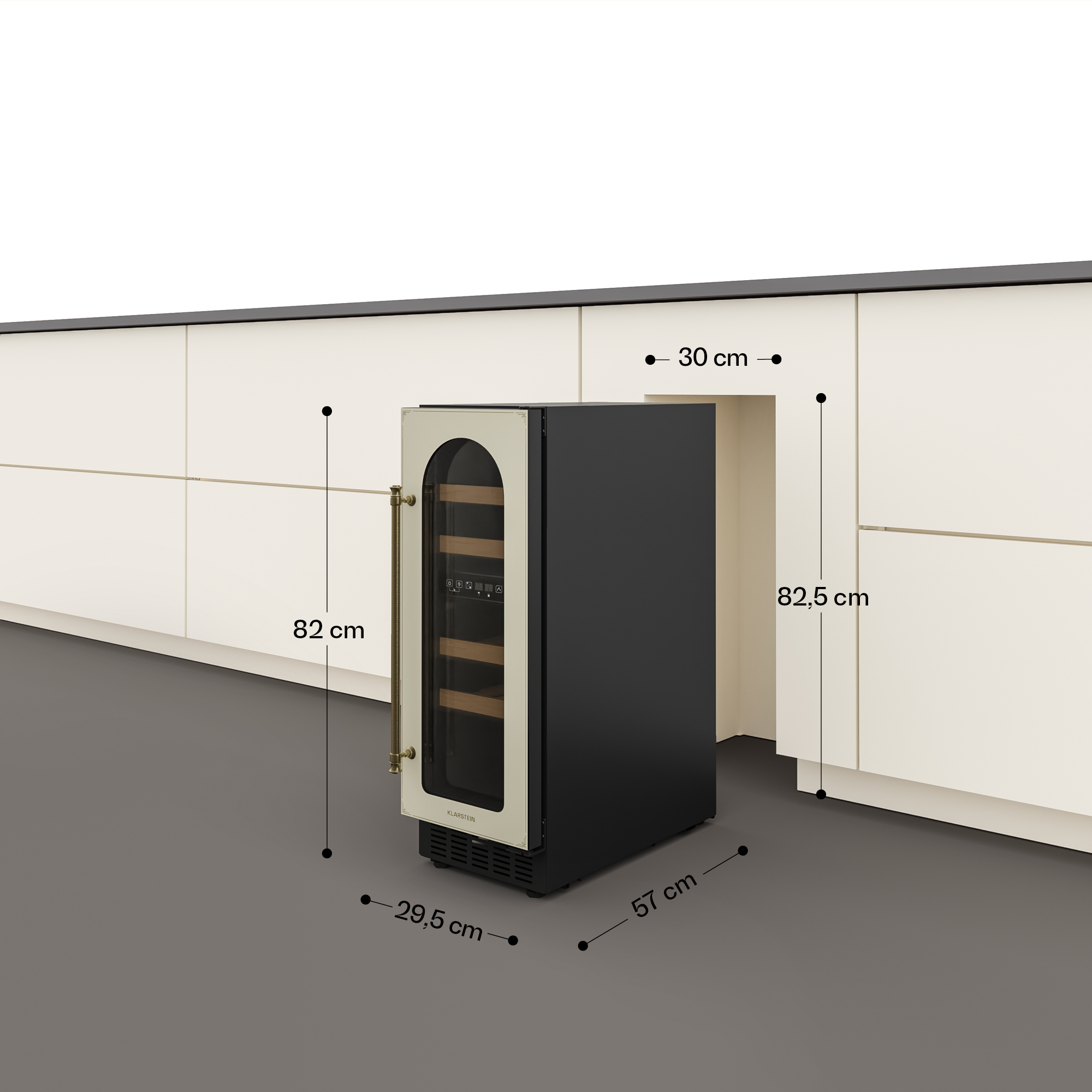 Ein Weinkühlschrank mit Maßen vor einer weißen Küchenzeile.