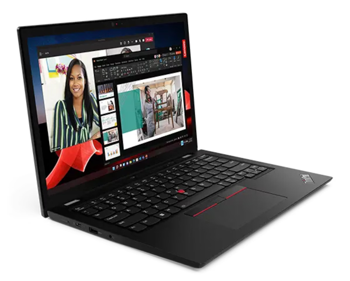 Ein schwarzer Laptop auf weißem Hintergrund zeigt eine Videokonferenz mit einer Frau und eine Präsentation auf dem Bildschirm.