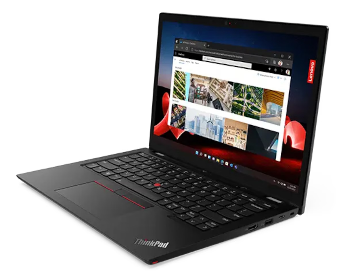 Ein schwarzes Lenovo ThinkPad Laptop auf weißem Hintergrund mit geöffnetem Browser auf dem Bildschirm.