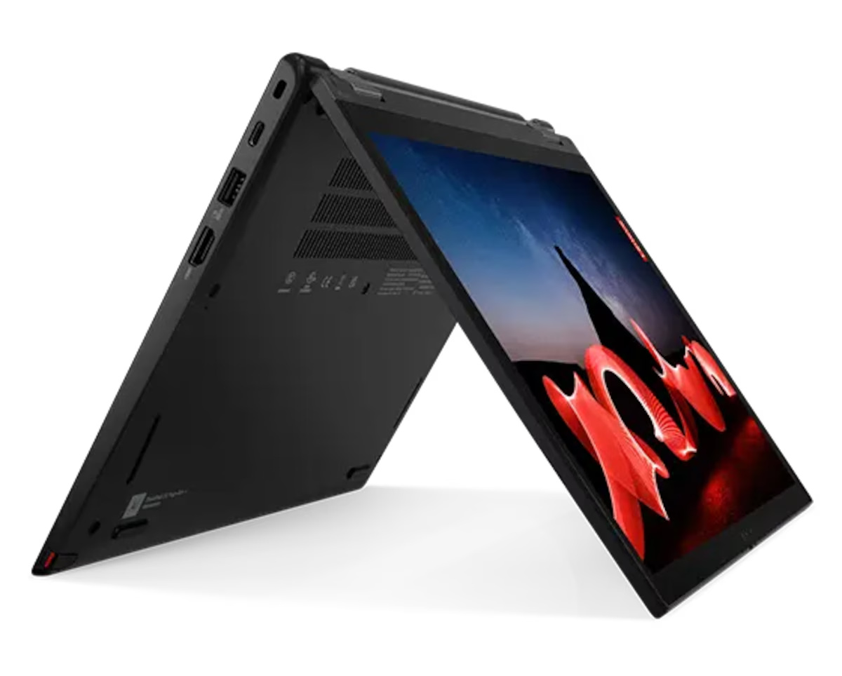 Ein schwarzes Convertible-Laptop steht auf einer weißen Oberfläche und zeigt ein rotes abstraktes Design auf dem Bildschirm.