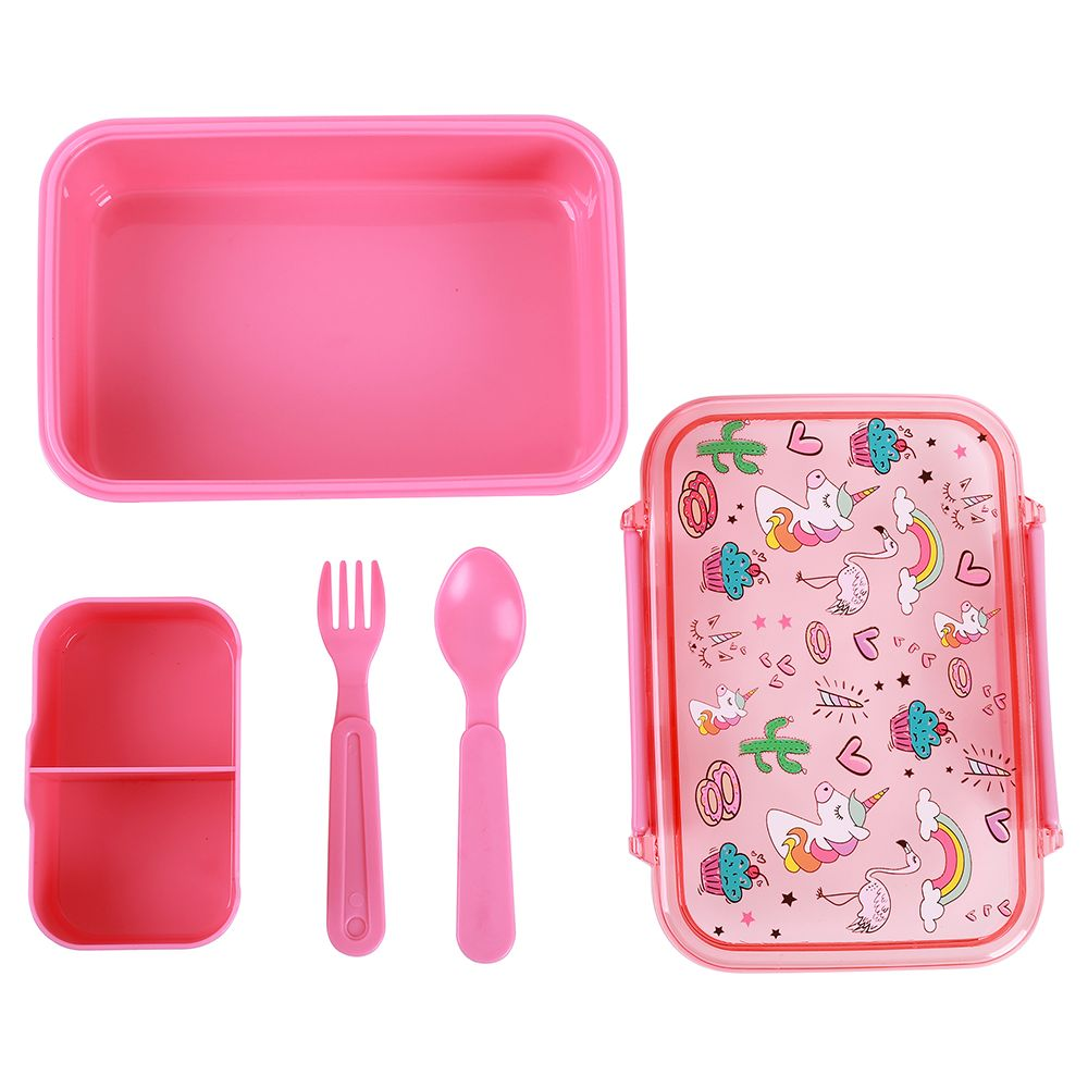Rosa Bento-Box mit Einhorn-Motiv, kleiner Unterteilung, Gabel und Löffel auf weißem Hintergrund.