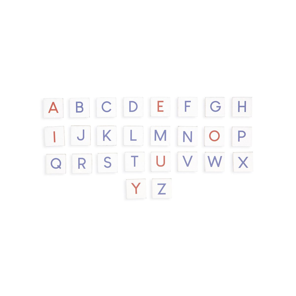 Alphabetische Buchstaben A bis Z in blauen und roten Farben auf weißen Plättchen, angeordnet auf weißem Hintergrund.