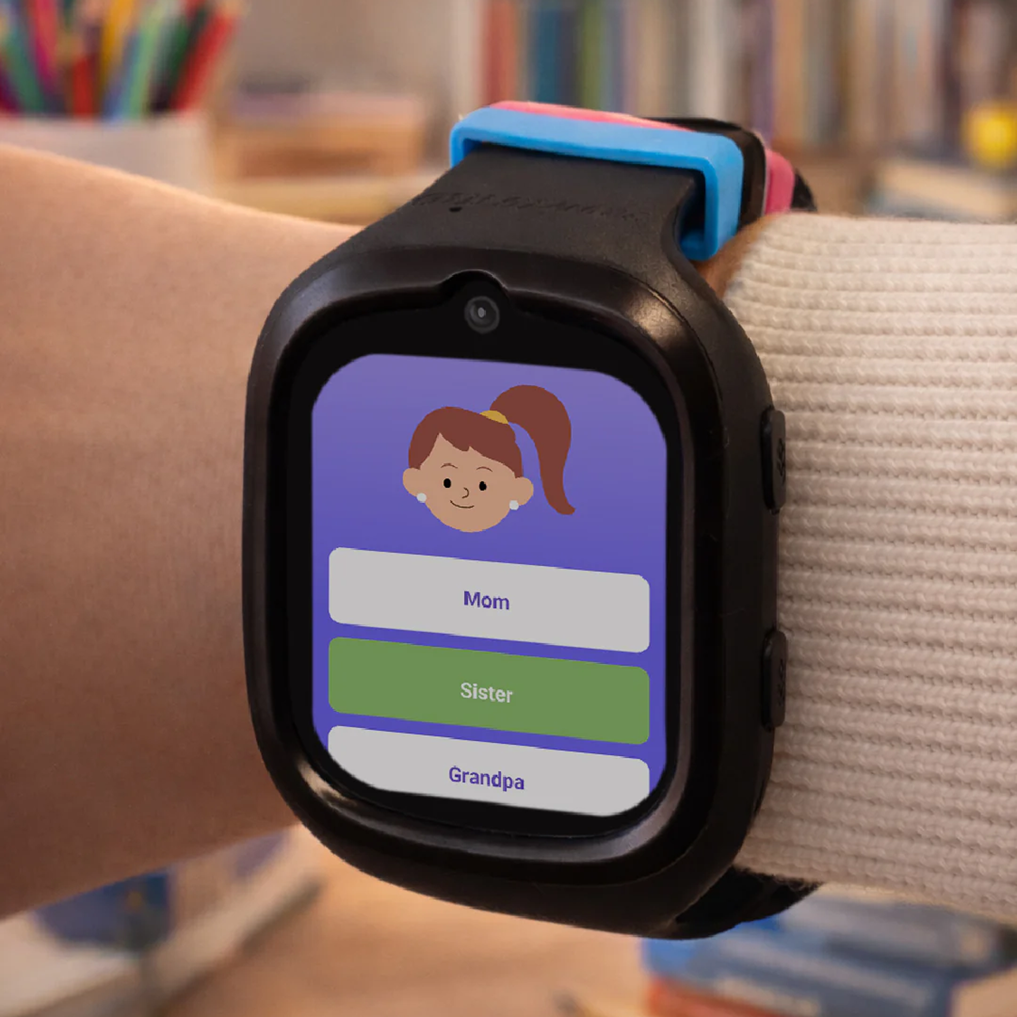 Un reloj inteligente en una muñeca que muestra contactos como Mamá, Hermana y Abuelo en la pantalla.